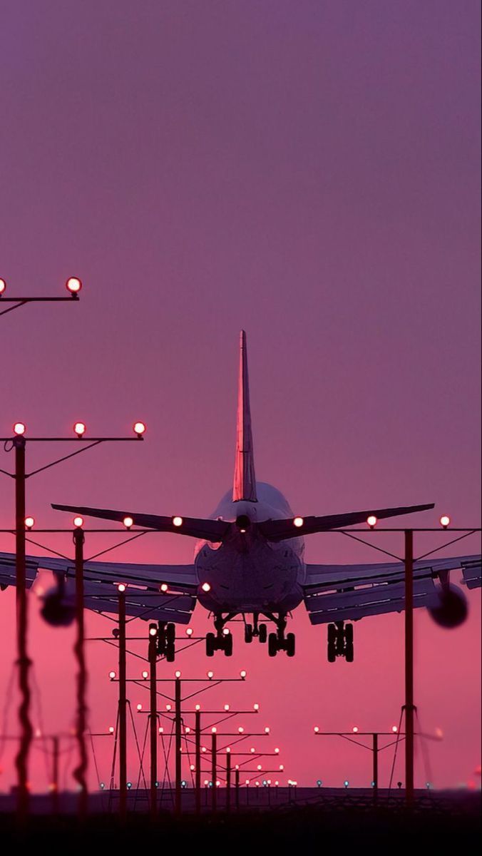 Jumbo-Jet, Landeanflug, Anflugbefeuerung, Lila Himmel, Hochformat, Sperrbildschirm fürs iPhone