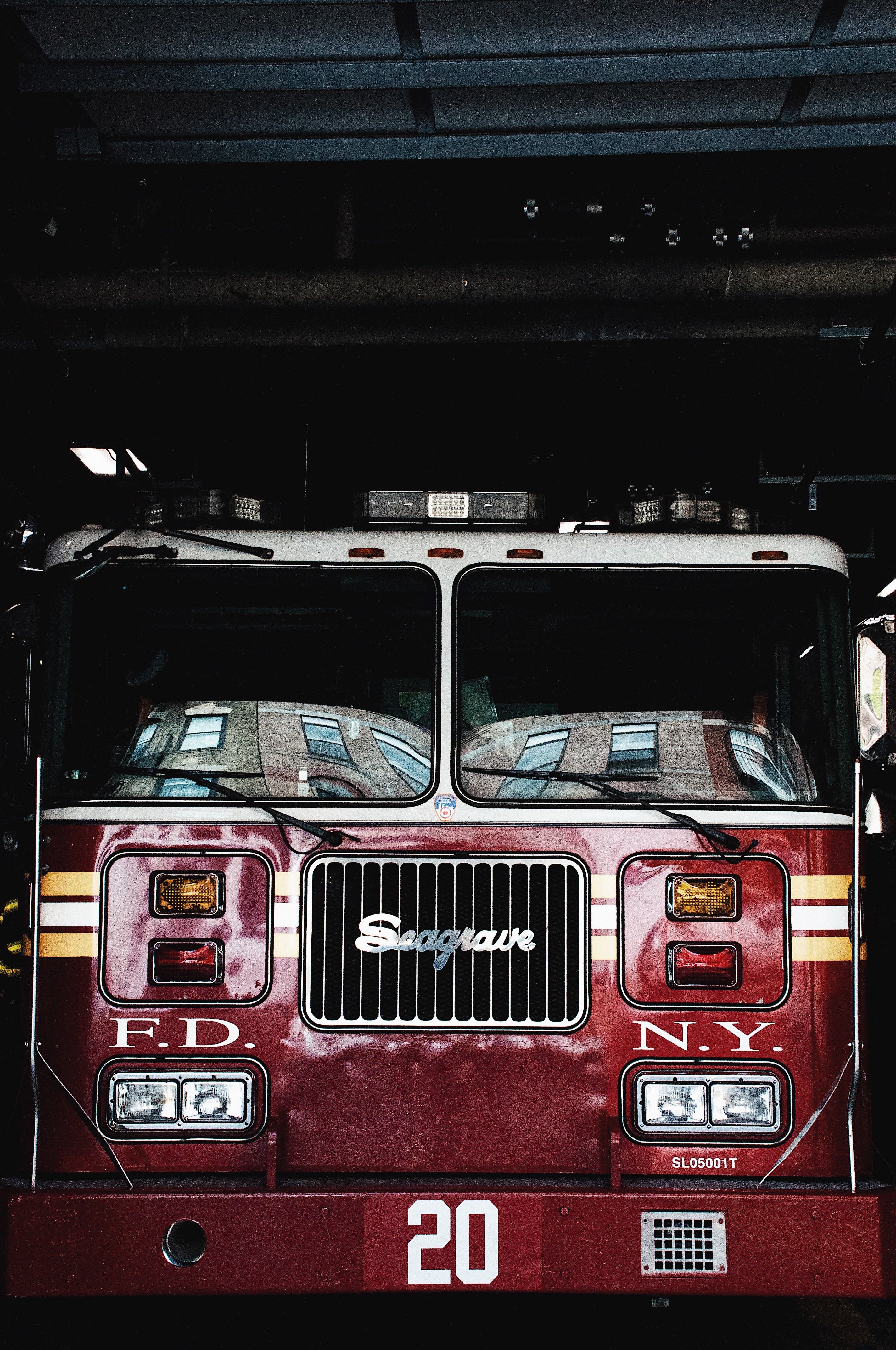 FDNY, New York, Feuerwehrauto, Feuerwache, Frontansicht, Dunkel, QHD+, iPhone-Hintergrundbild