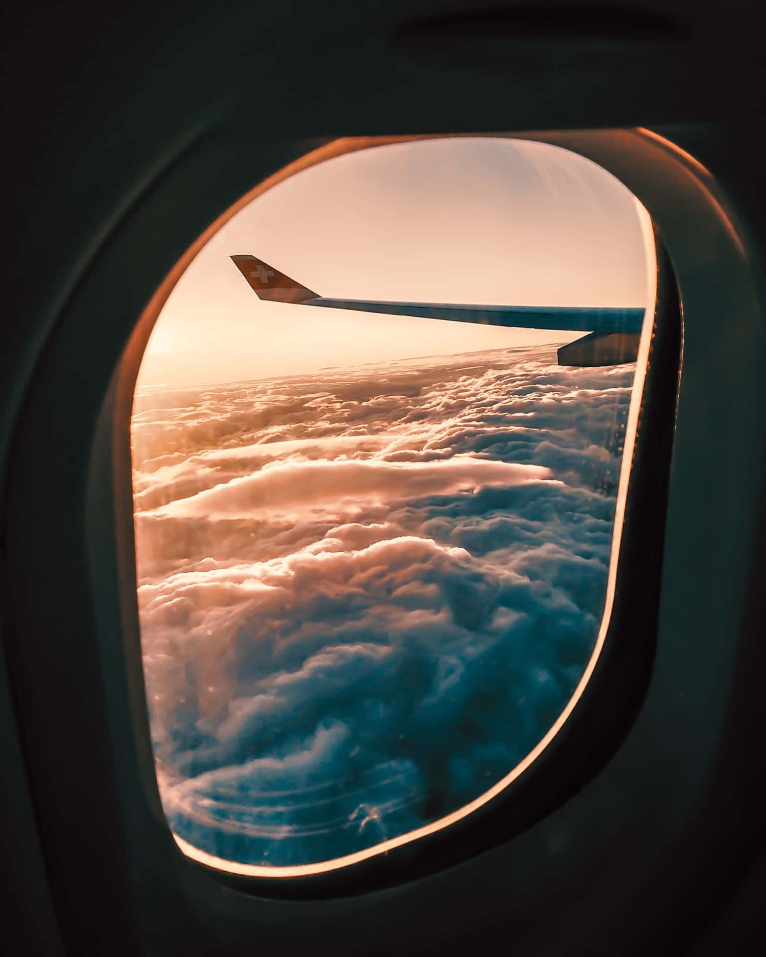 Flugzeugfenster, Tragfläche, Wolkenmeer, Sonnenuntergang, Goldenes Licht, QHD+, Tablet-Hintergrund