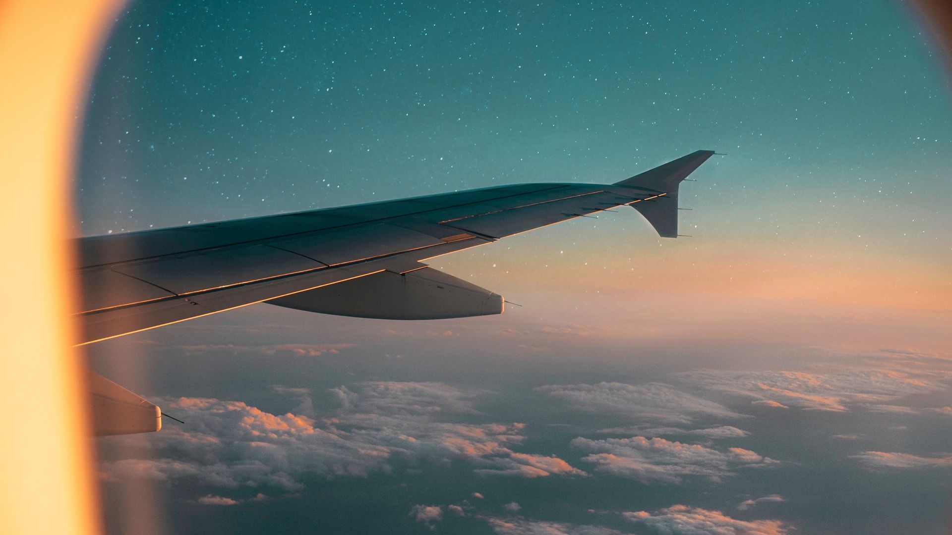 Tragfläche, Flugzeugfenster, Wolkendecke, Dämmerung, Horizont, Full-HD-Hintergrundbild für PC
