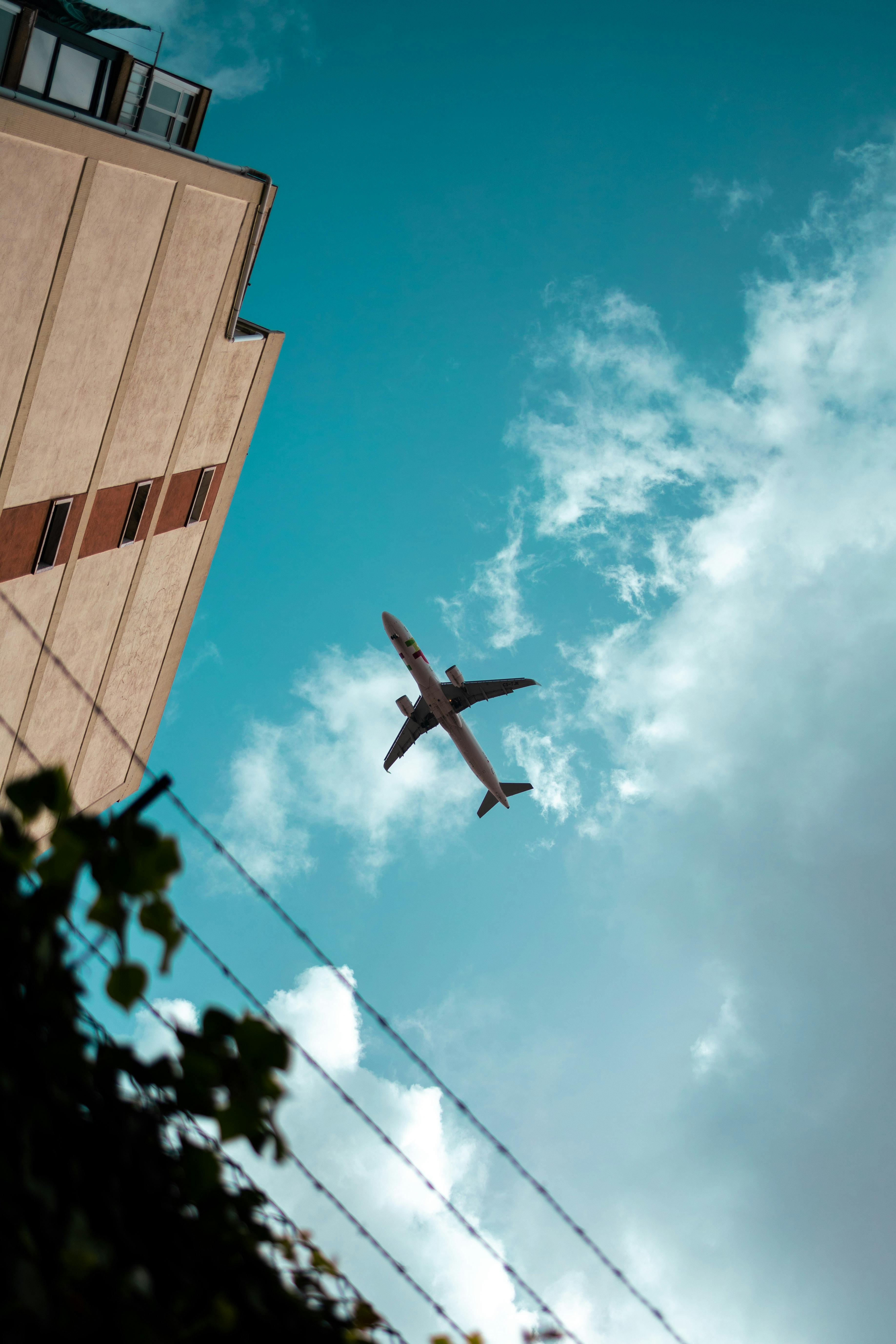 Flugzeug, Gebäude, Froschperspektive, Wolken, Türkiser Himmel, QHD+, Handy-Hintergrund