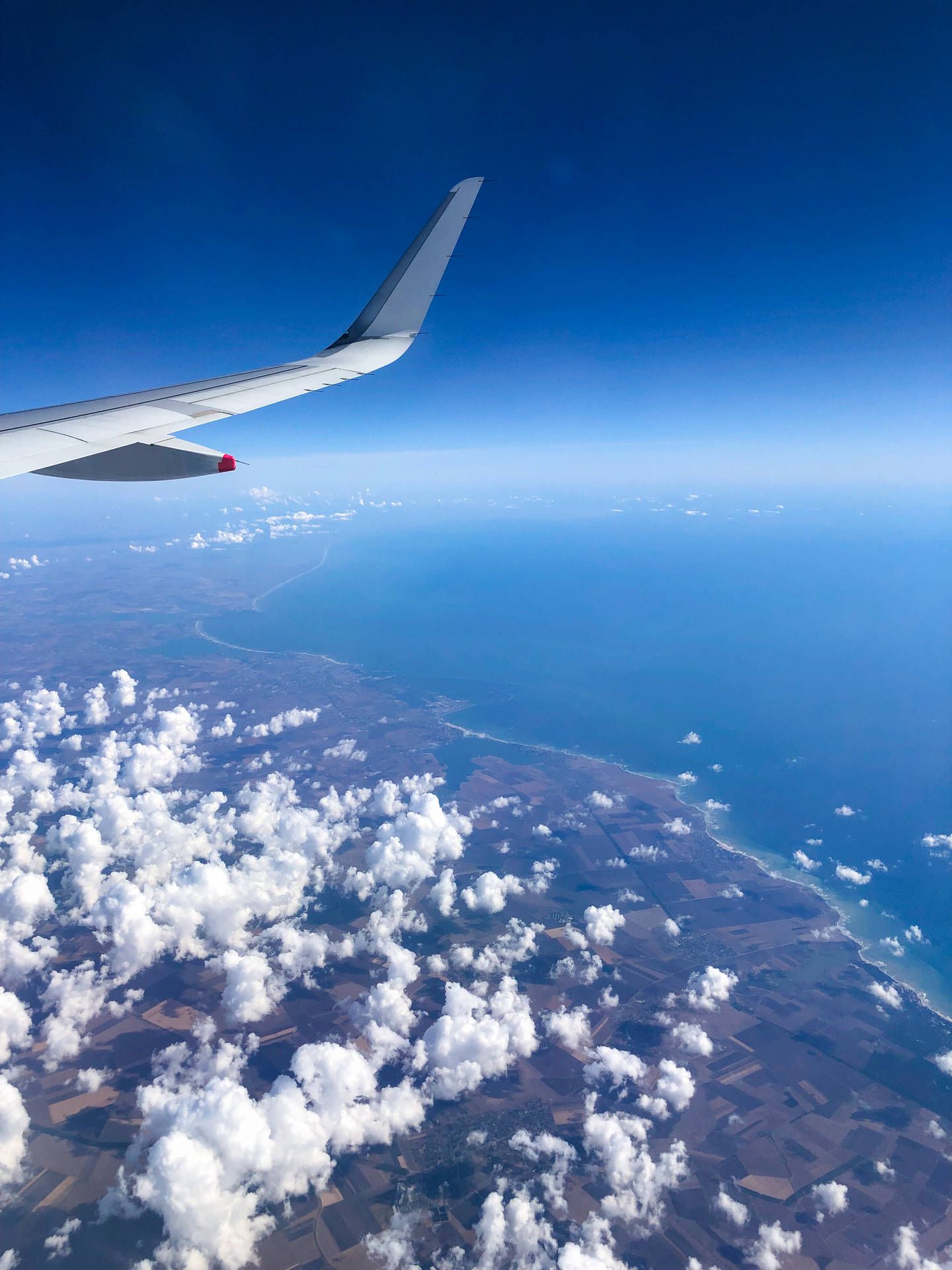 Tragfläche, Erdkrümmung, Wolken, Stratosphäre, Blau, QHD+, Hintergrundbild fürs Tablet