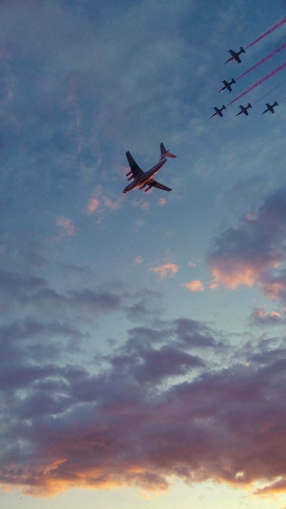 Flugzeug, Kunstflugstaffel, Formation, Abendwolken, Hochformat, HD, Handy-Hintergrund