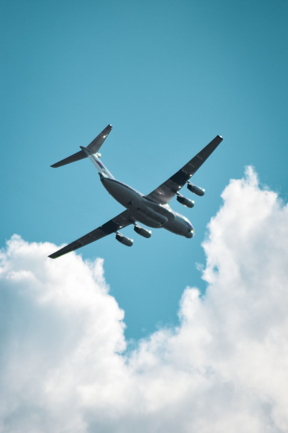 Transportflugzeug, Untersicht, Weiße Wolken, Blauer Himmel, Hintergrundbild fürs iPad