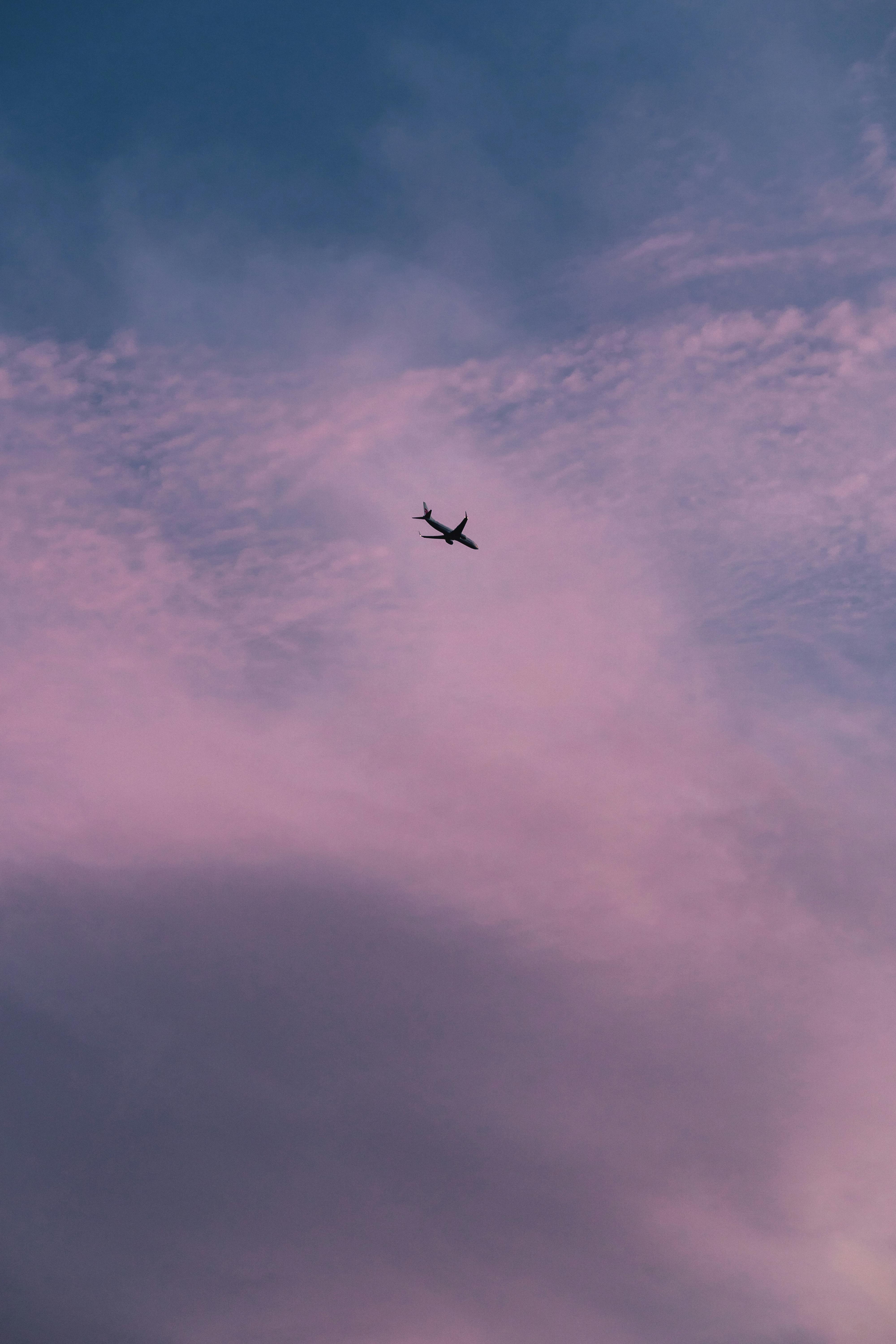 Flugzeug, Lila Wolken, Dämmerung, Minimalistisch, Hochformat, QHD+, Handy-Hintergrundbild
