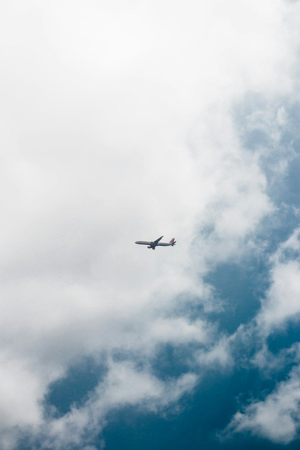 Flugzeug, Weiße Wolken, Blauer Himmel, Minimalistisch, HD, Sperrbildschirm fürs iPhone
