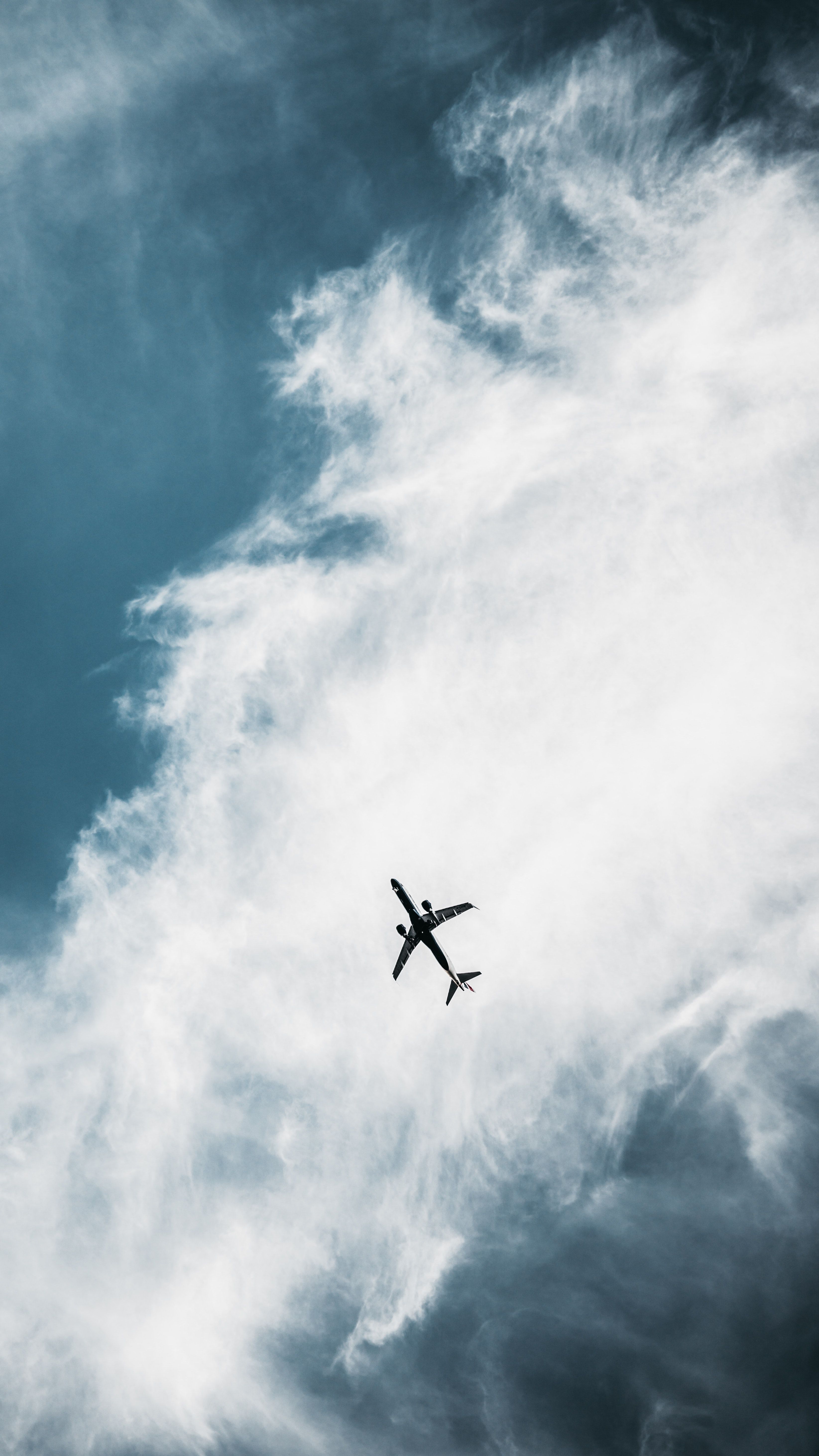 Flugzeug, Silhouette, Wolken, Untersicht, Hochformat, QHD+, Hintergrundbild fürs Handy
