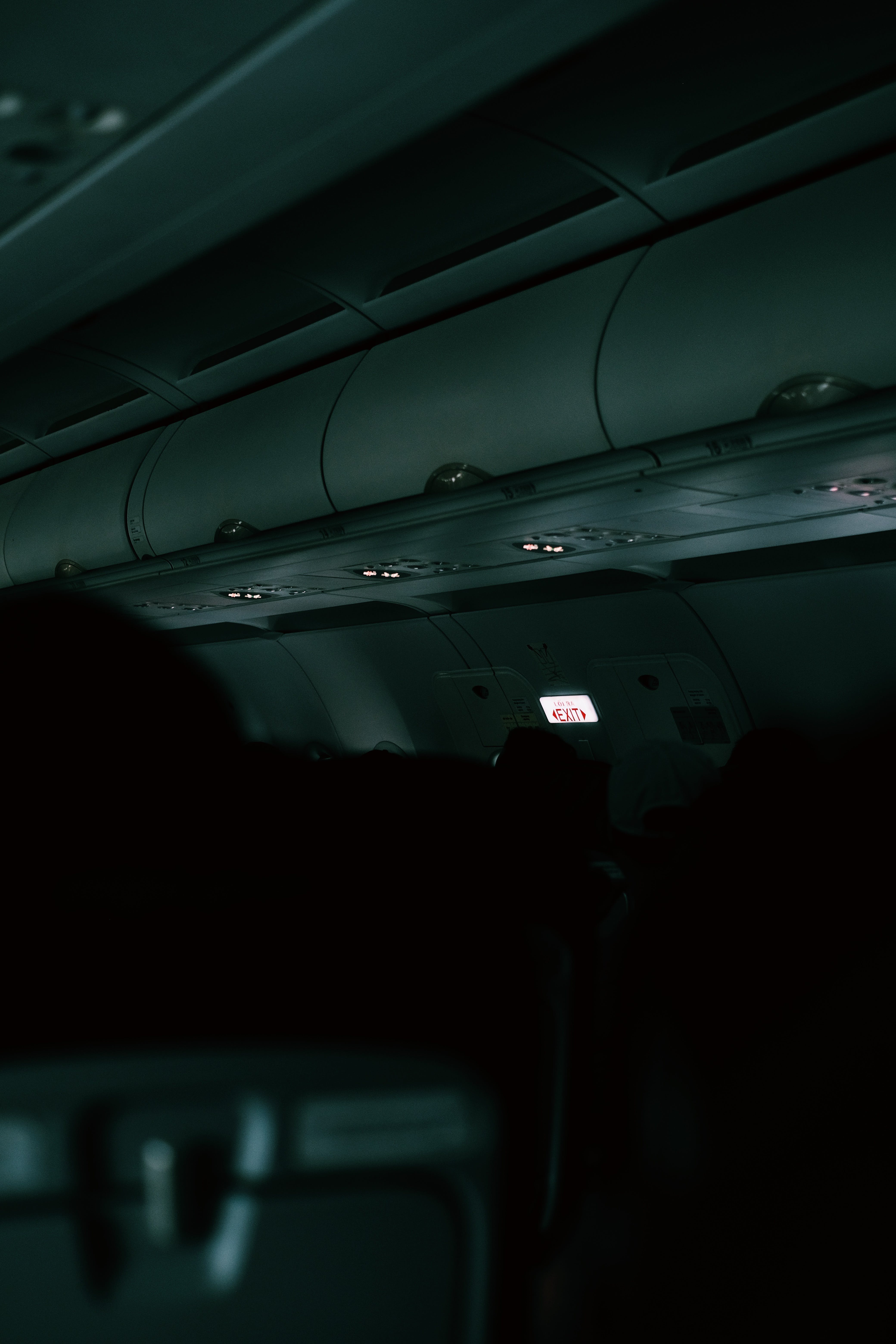 Flugzeugkabine, Gepäckfächer, Dunkel, Innenraum, Nachtflug, QHD+, iPhone-Hintergrundbild