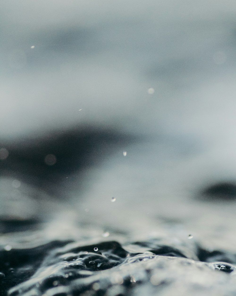 Wasseroberfläche, Makro, Grautöne, Unschärfe, Wellen, Hintergrundbild für iPad und Tablet