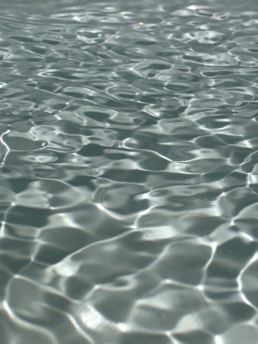 Wasseroberfläche, Wellen, Silbergrau, Lichtreflexe, Textur, Hintergrundbild fürs Tablet