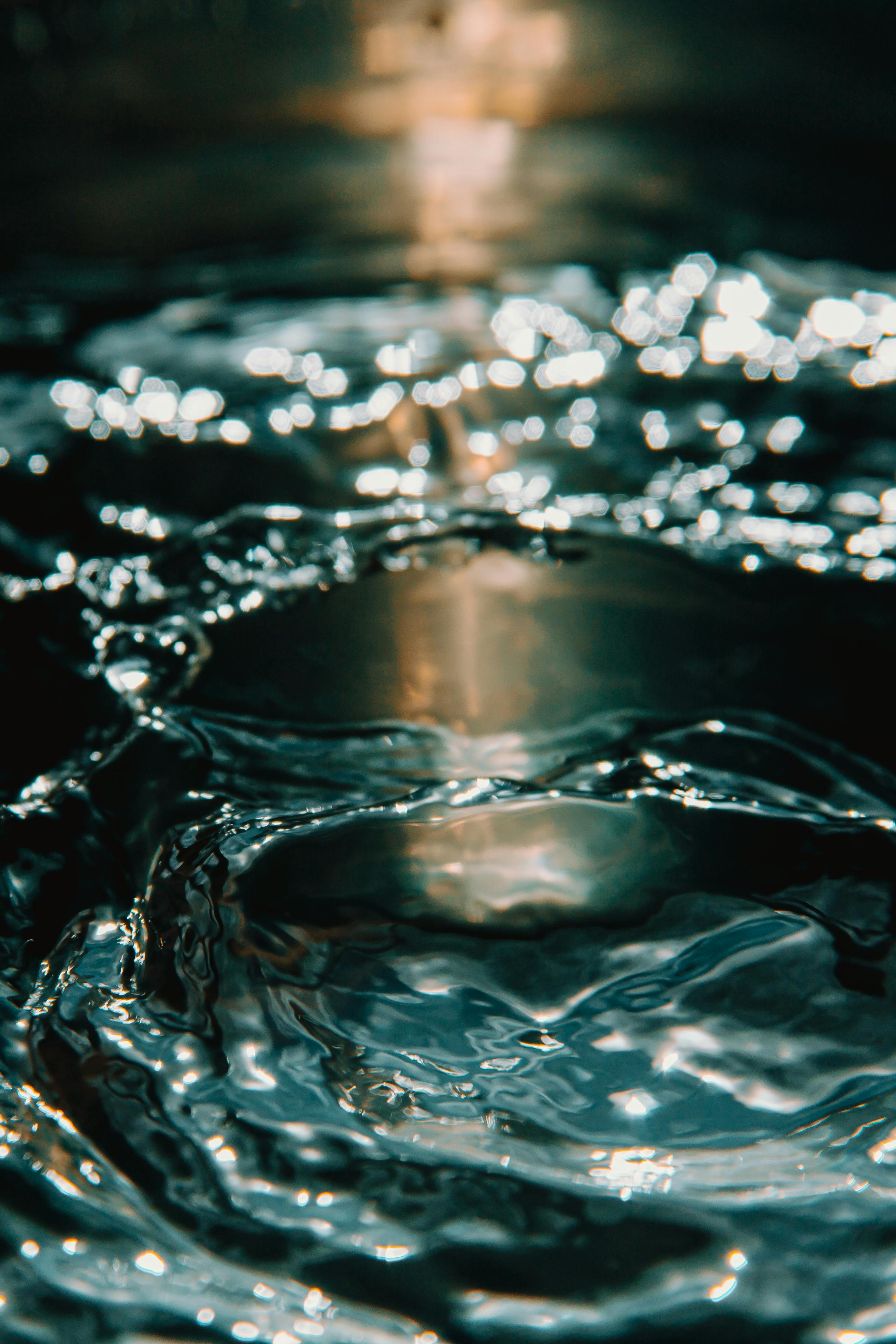 Wasserstrudel, Tropfen, Glitzern, Dunkeltürkis, Bokeh, QHD+, Handy-Hintergrund im Hochformat