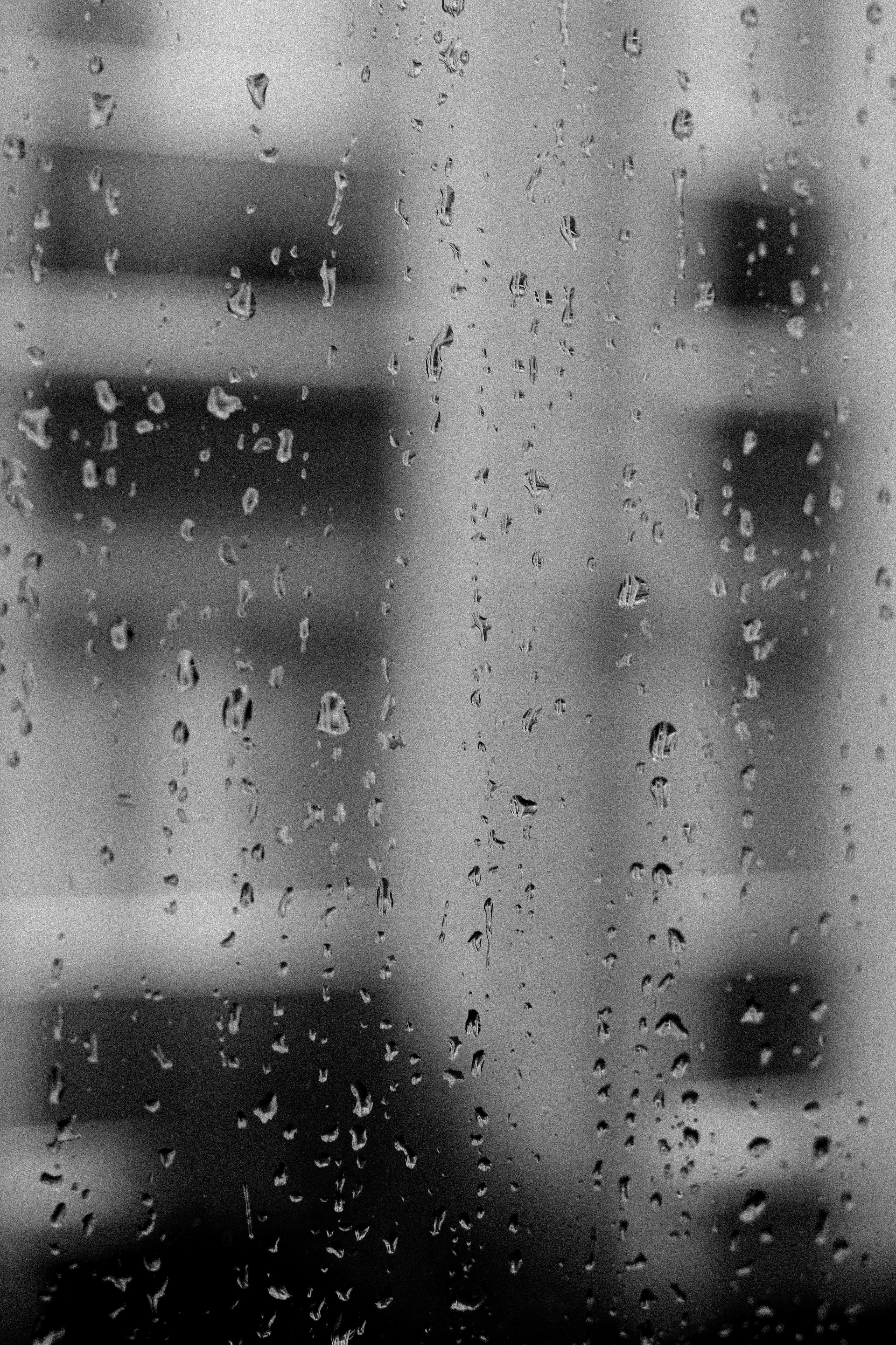 Regentropfen, Fensterscheibe, Schwarzweiß, Gebäude, Regenwetter, QHD+, iPhone-Hintergrundbild