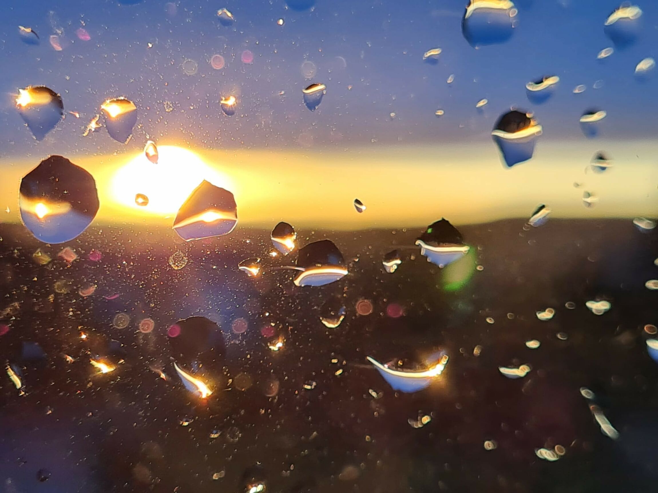 Regentropfen, Glasscheibe, Sonnenuntergang, Gegenlicht, Goldenes Licht, Hintergrundbild fürs Tablet