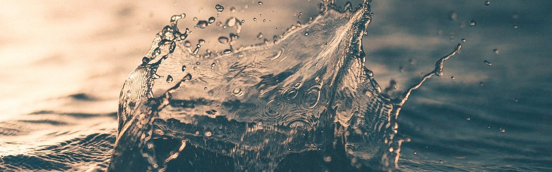 Wasserspritzer, Welle, Gefrorene Bewegung, Grautöne, Makro, Dual-Monitor-Hintergrundbild