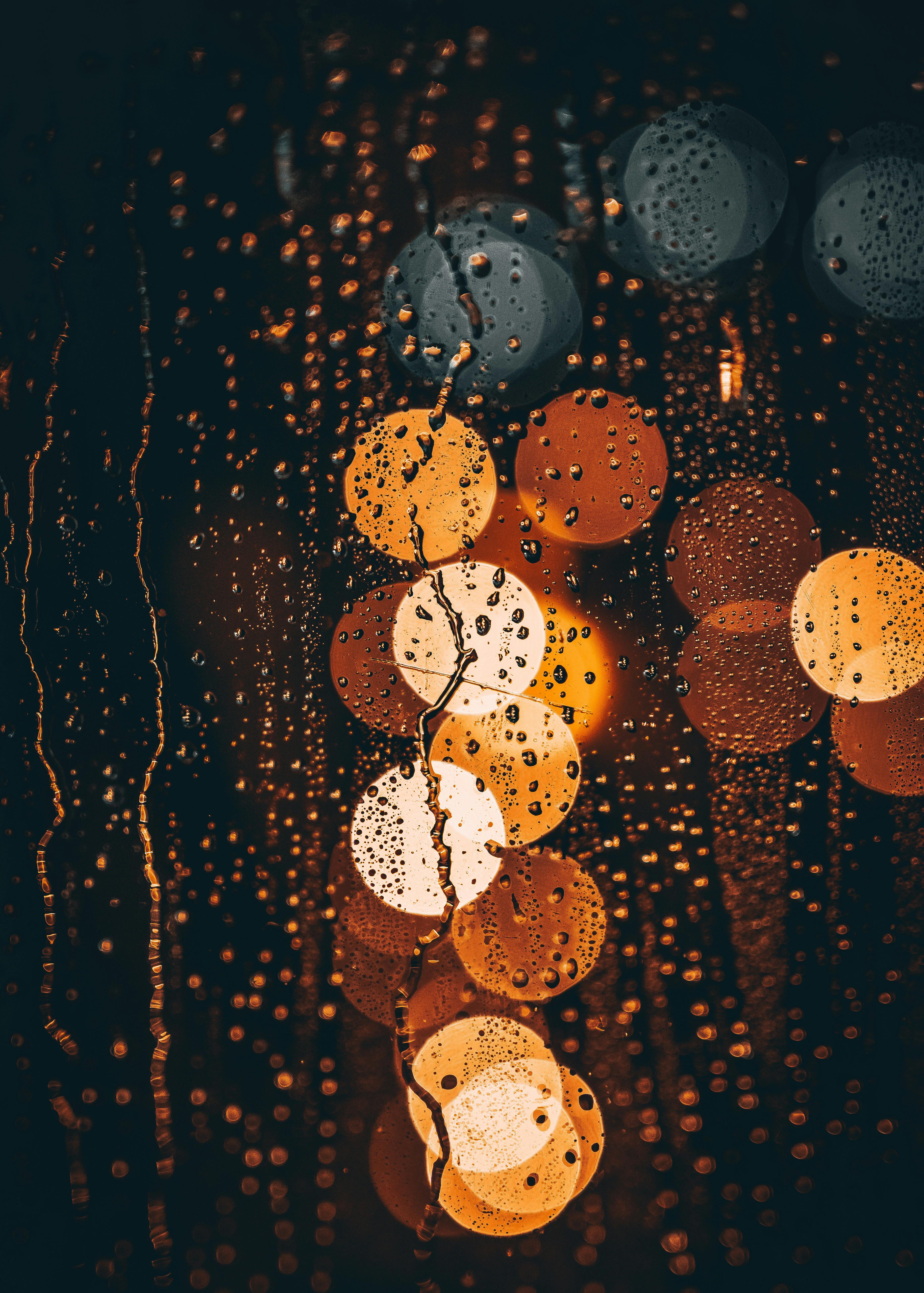 Regentropfen, Bokeh, Nacht, Orange Lichter, Fensterscheibe, QHD+, iPad-Hintergrundbild