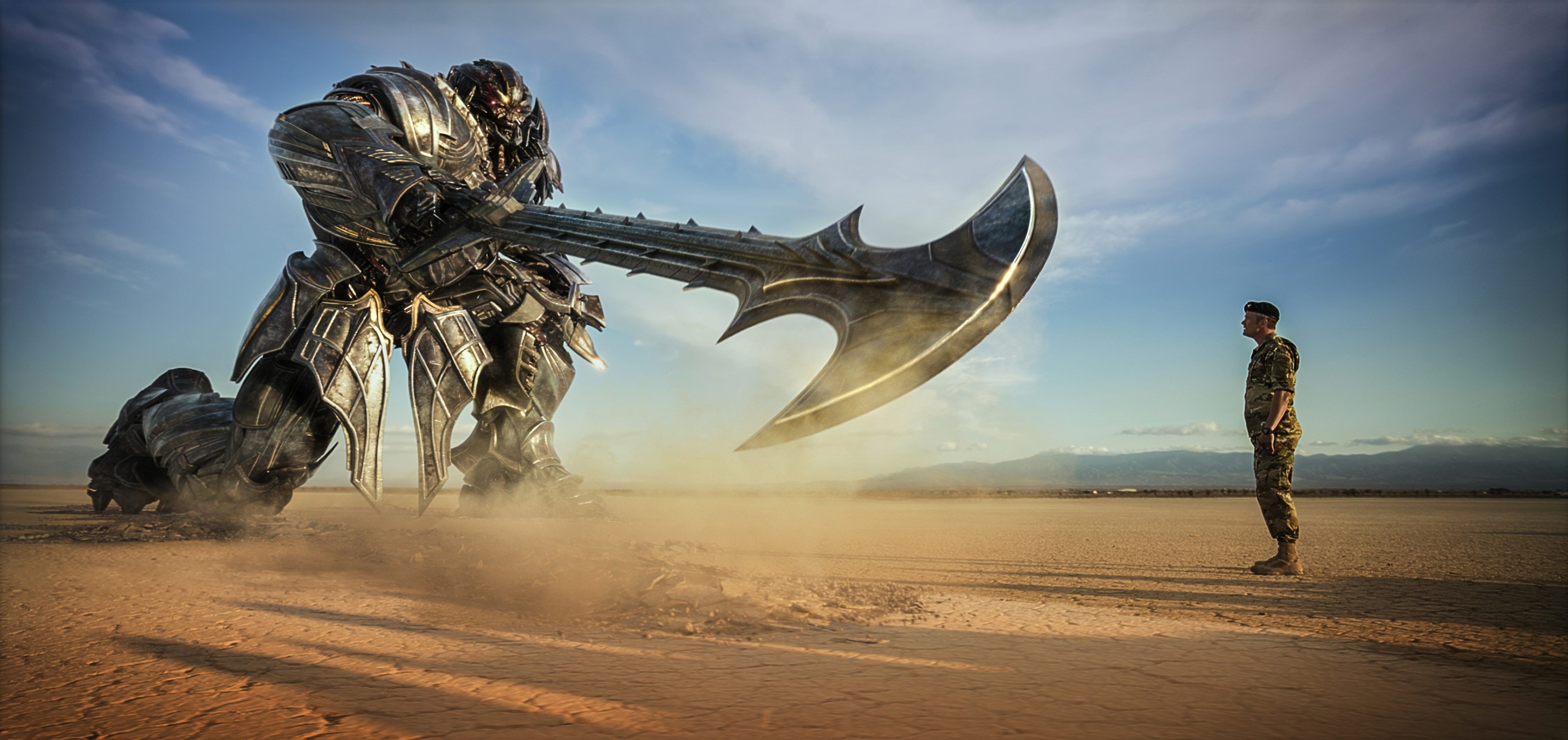 Transformers: The Last Knight, Roboter, Axt, Wüste, Soldat, 4K-Hintergrundbild für PC