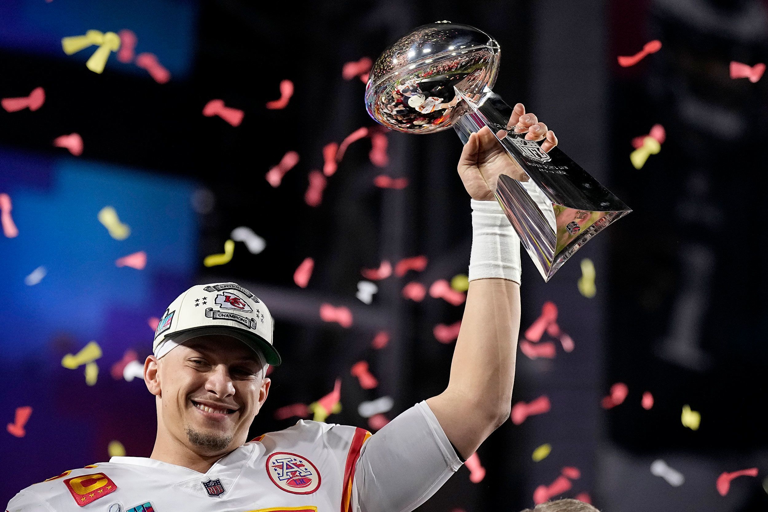 Patrick Mahomes, Vince Lombardi Trophy, Kansas City Chiefs, Konfetti, Siegesfeier, Full-HD-Hintergrund