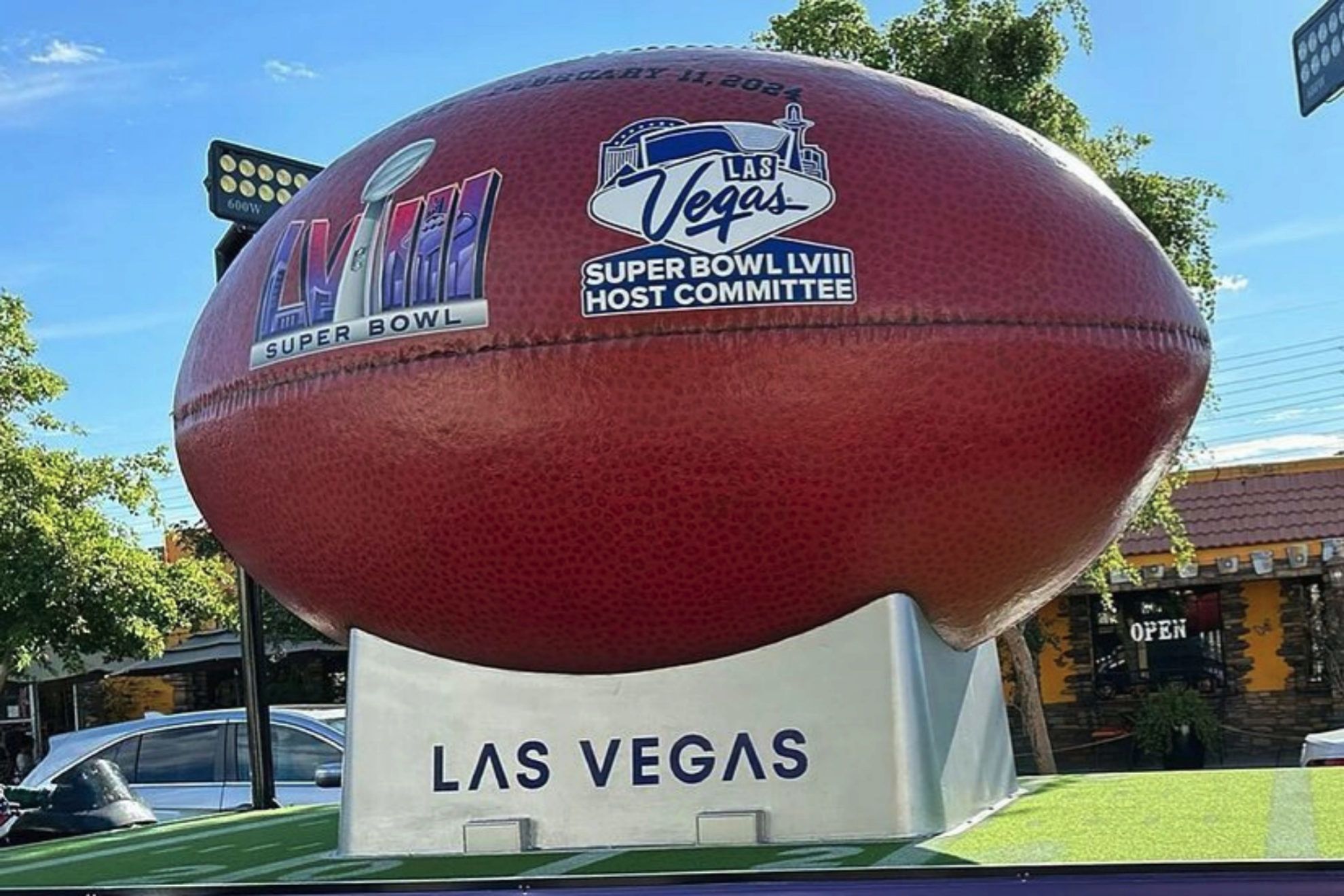 Las Vegas, Football-Skulptur, Super Bowl LVIII, Palmen, Full HD, Desktop-Hintergrund für Windows