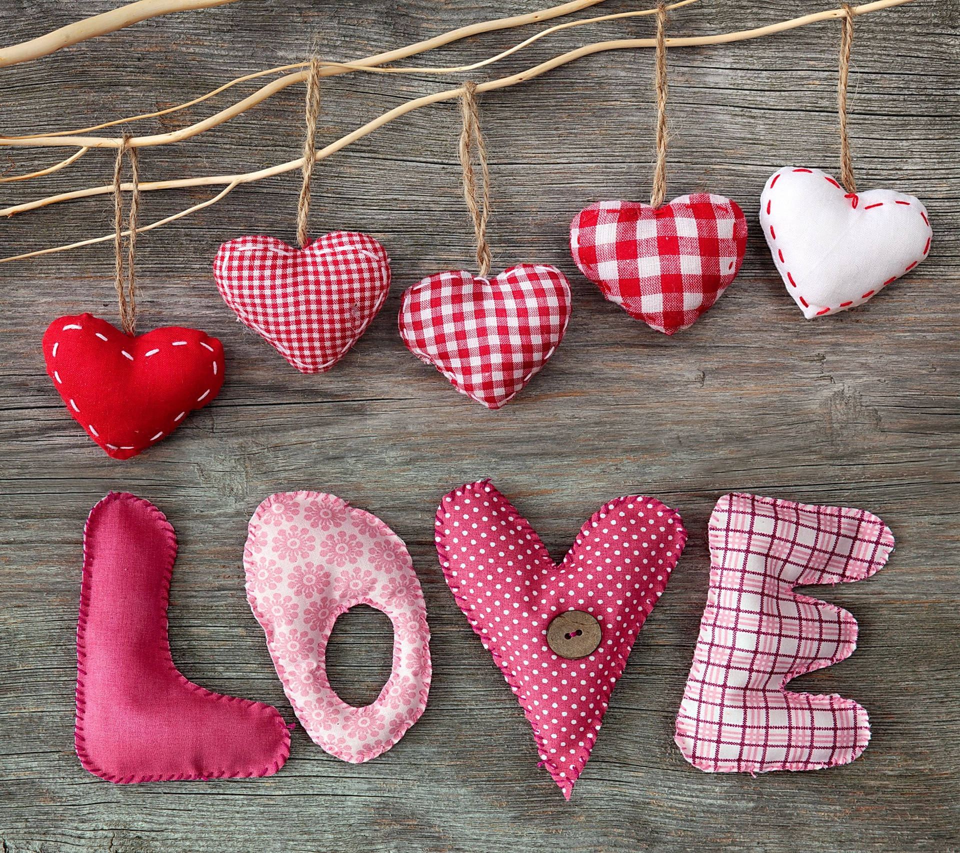 Love, Stoffherzen, Holz, Kariert, Rot, Handarbeit, Full HD, Hintergrundbild fürs Tablet