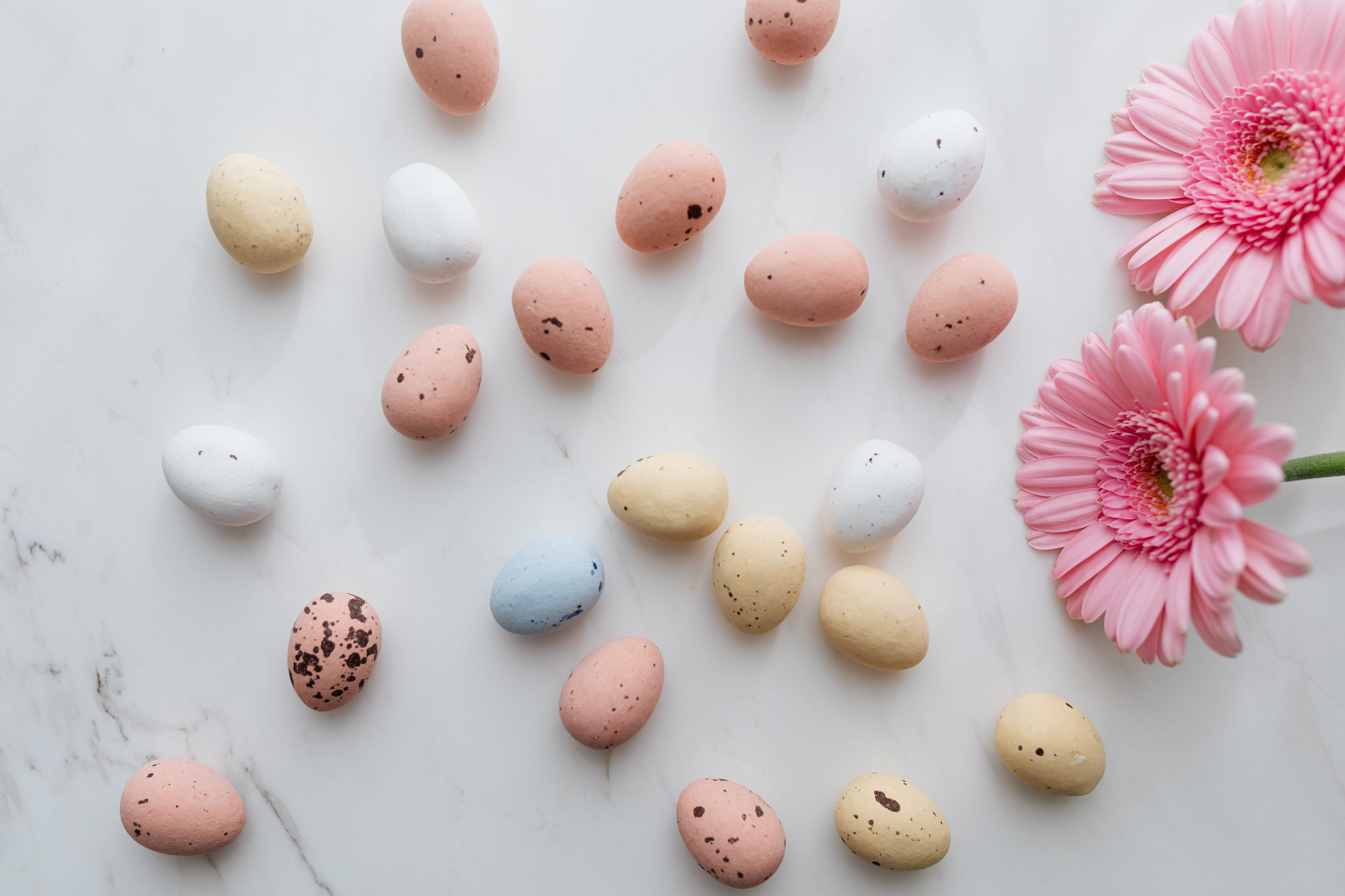 Ostereier, Gerbera, Marmor, Pastell, Flatlay, 6K, Hintergrund für den Desktop