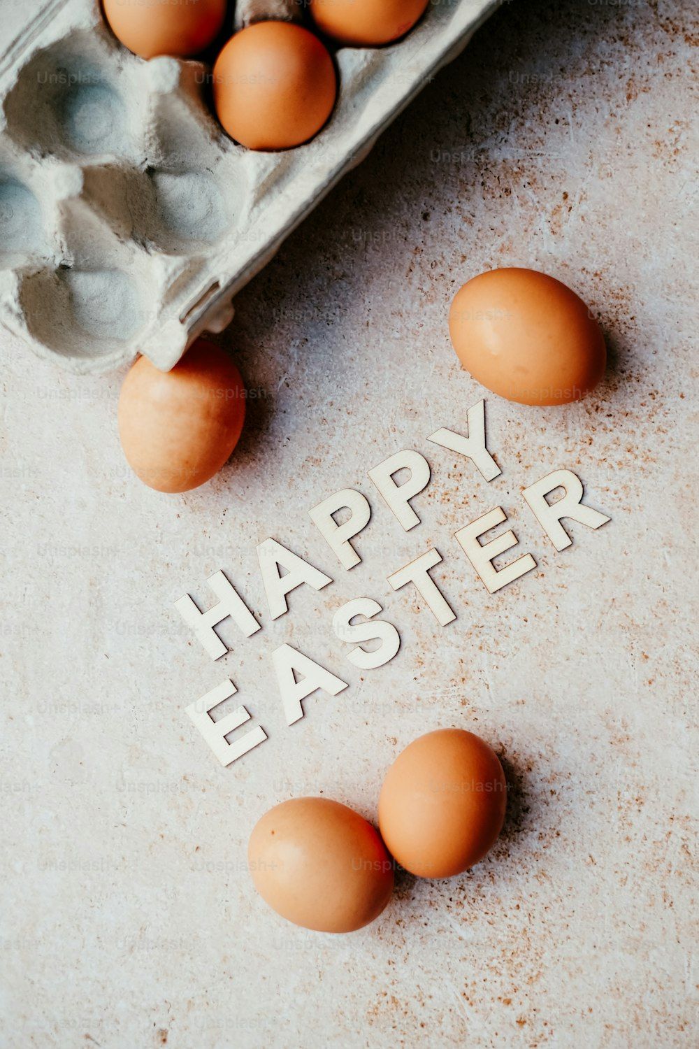 Happy Easter, Braune Eier, Mehl, Eierkarton, Backen, Hintergrundbild für iPhone und Android