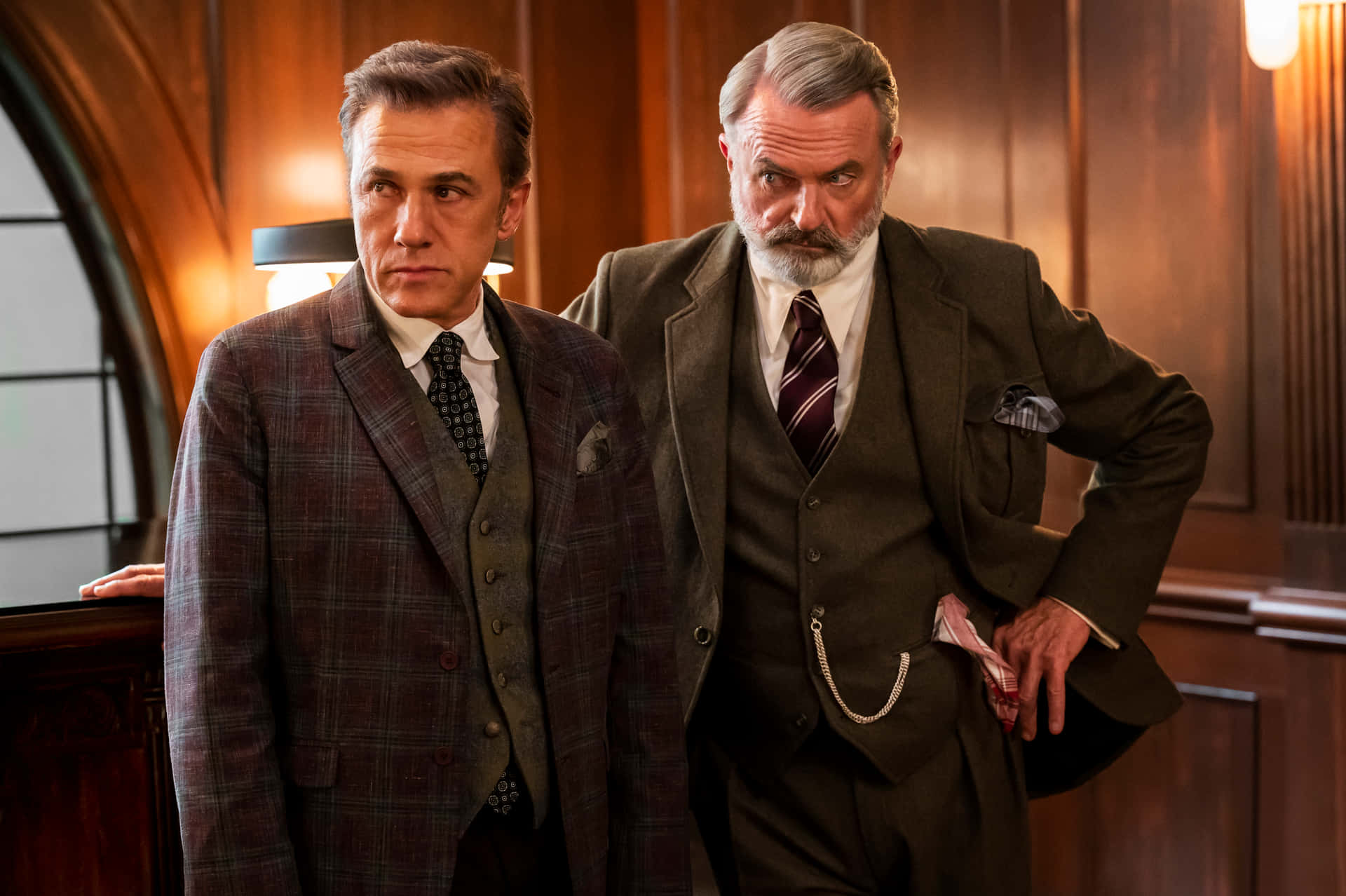 Christoph Waltz, Filmszene, Tweedanzug, Holzvertäfelung, Zwei Männer, Full HD, Desktop-Hintergrund
