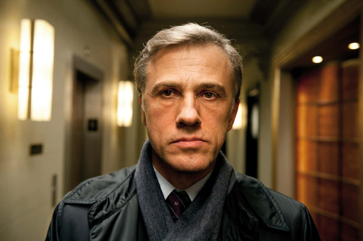 Christoph Waltz, Filmszene, Hotelflur, Mantel, Ernster Blick, HD, Windows-Hintergrundbild
