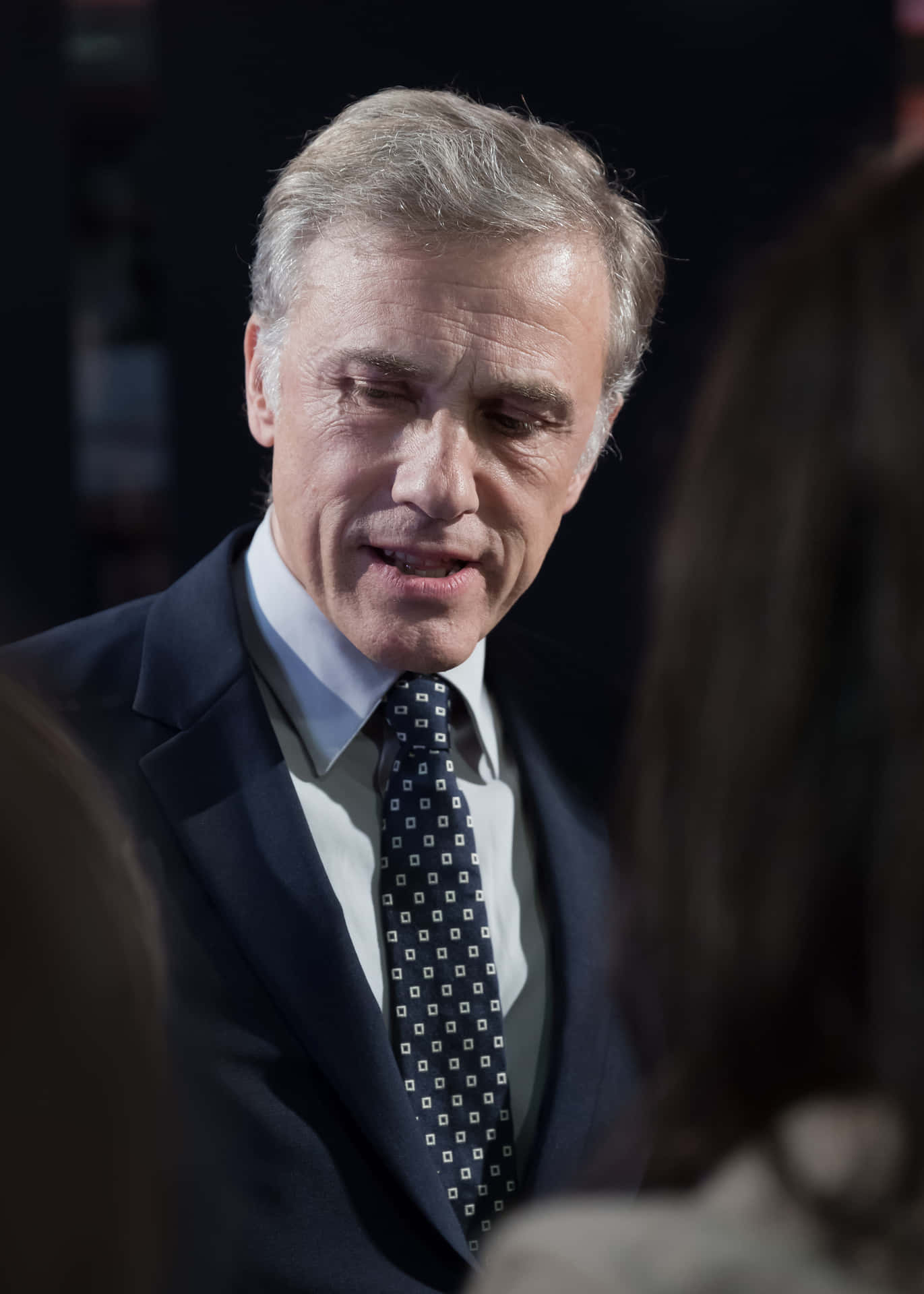 Christoph Waltz, Anzug, Krawatte, Dunkler Hintergrund, Schauspieler, Full HD Wallpaper