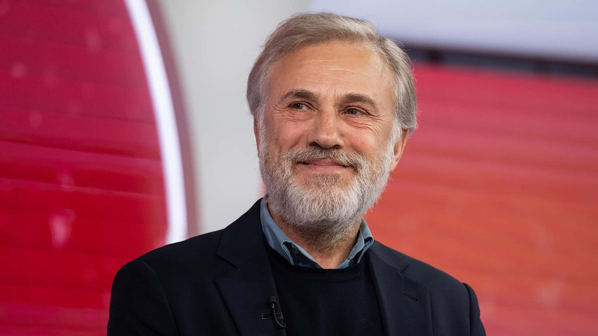 Christoph Waltz, Grauer Bart, Lächeln, Pullover, TV-Studio, 1920x1080, Desktop-Hintergrund