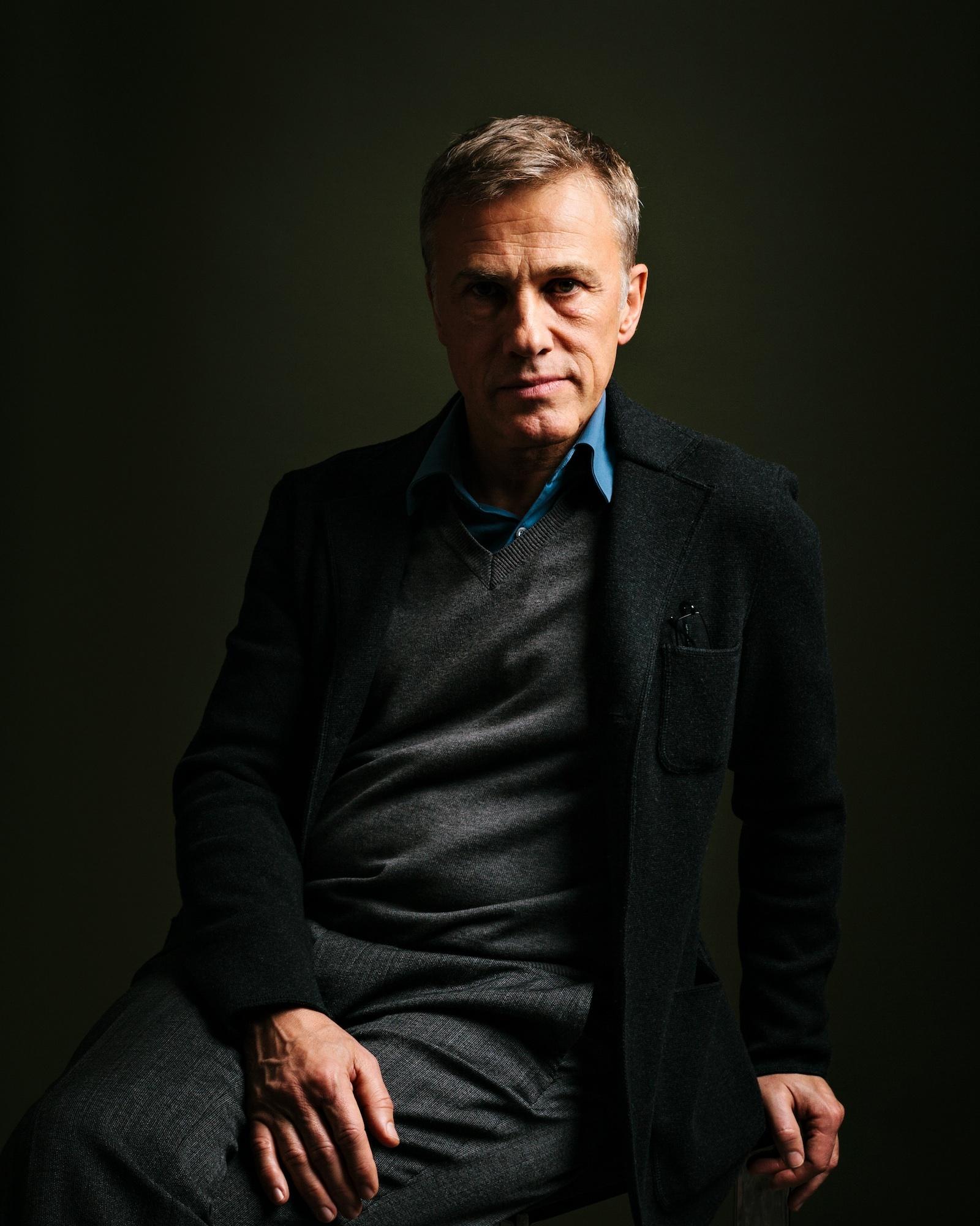 Christoph Waltz, Porträt, Sitzend, Dunkler Hintergrund, Studioaufnahme, QHD+ Wallpaper