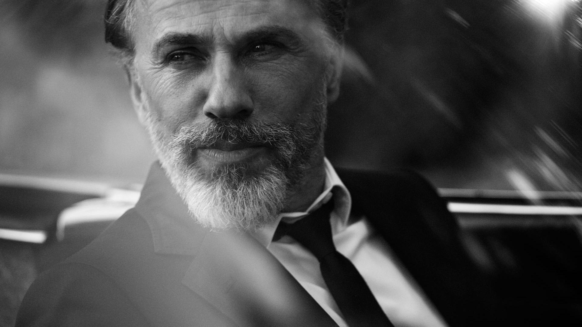 Christoph Waltz, Schwarz-Weiß, Grauer Bart, Porträt, Anzug, Full-HD-Hintergrundbild für PC