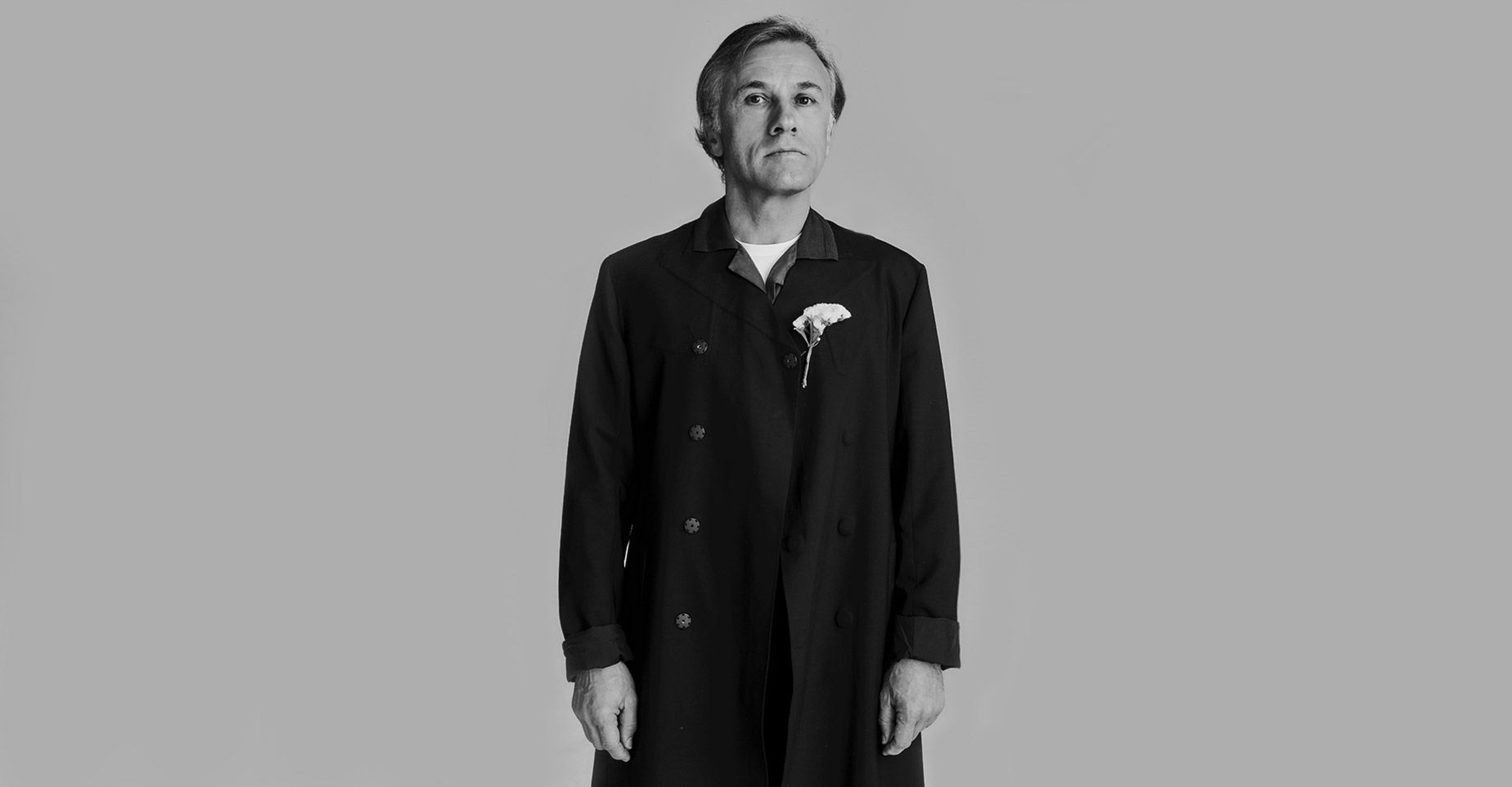 Christoph Waltz, Langer Mantel, Ganzkörperporträt, Grauer Hintergrund, Schwarz-Weiß, HD Wallpaper