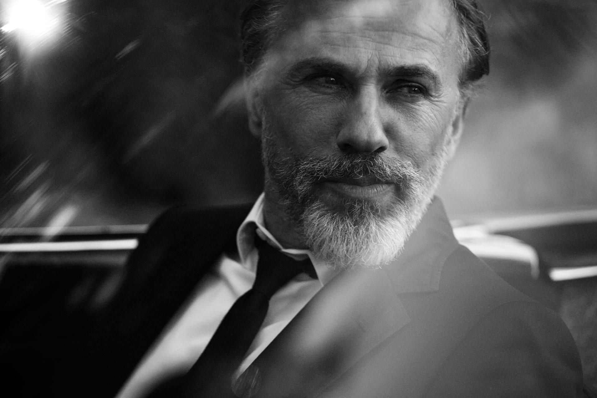 Christoph Waltz, Schwarz-Weiß, Grauer Bart, Anzug, Porträt, Full HD, PC-Hintergrundbild