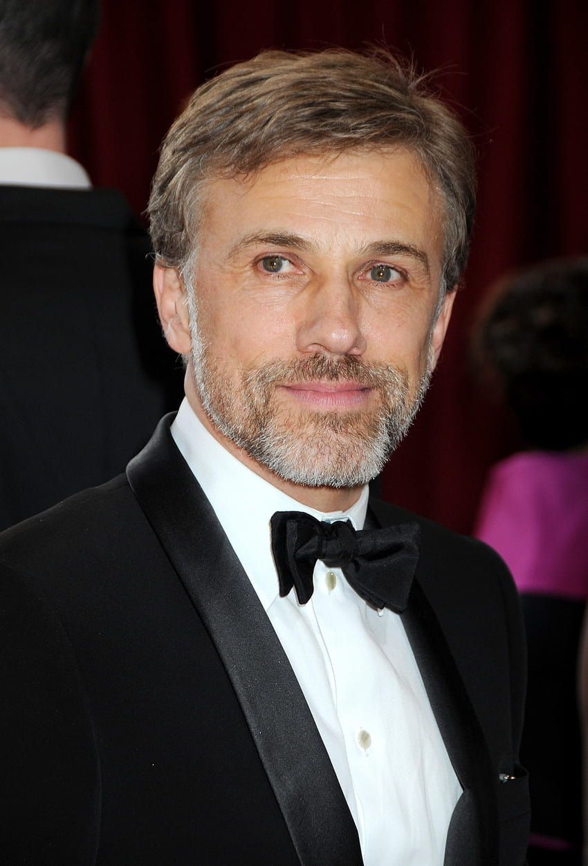 Christoph Waltz, Smoking, Fliege, Roter Vorhang, Lächeln, HD, Tablet-Hintergrund
