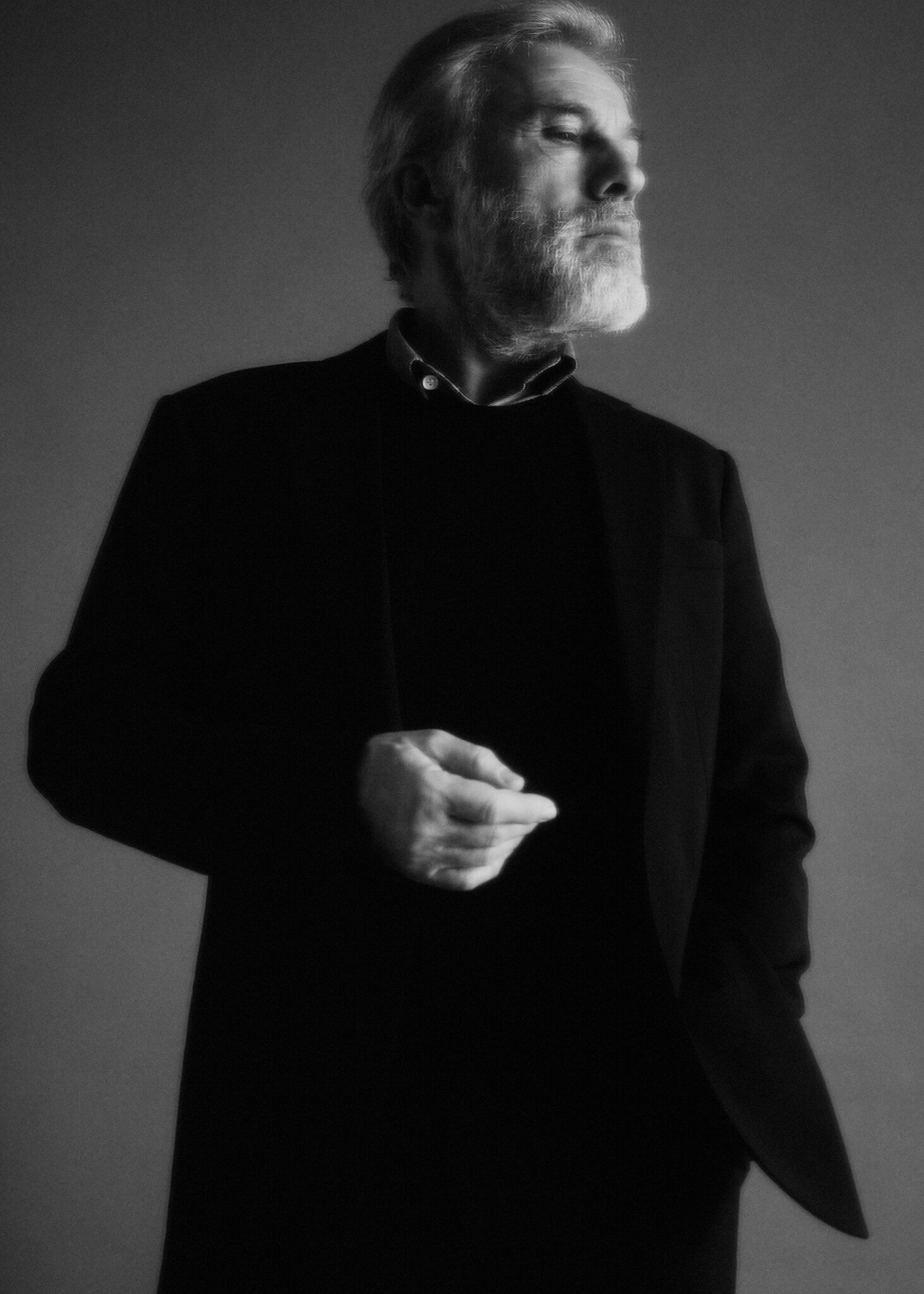 Christoph Waltz, Schwarz-Weiß, Mantel, Porträt, Studioaufnahme, QHD+, iPad-Hintergrundbild