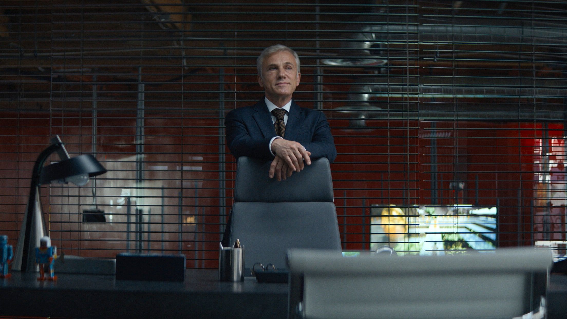 Christoph Waltz, Filmszene, Büro, Anzug, Schreibtisch, 16:9, Full-HD-Hintergrundbild für den Desktop