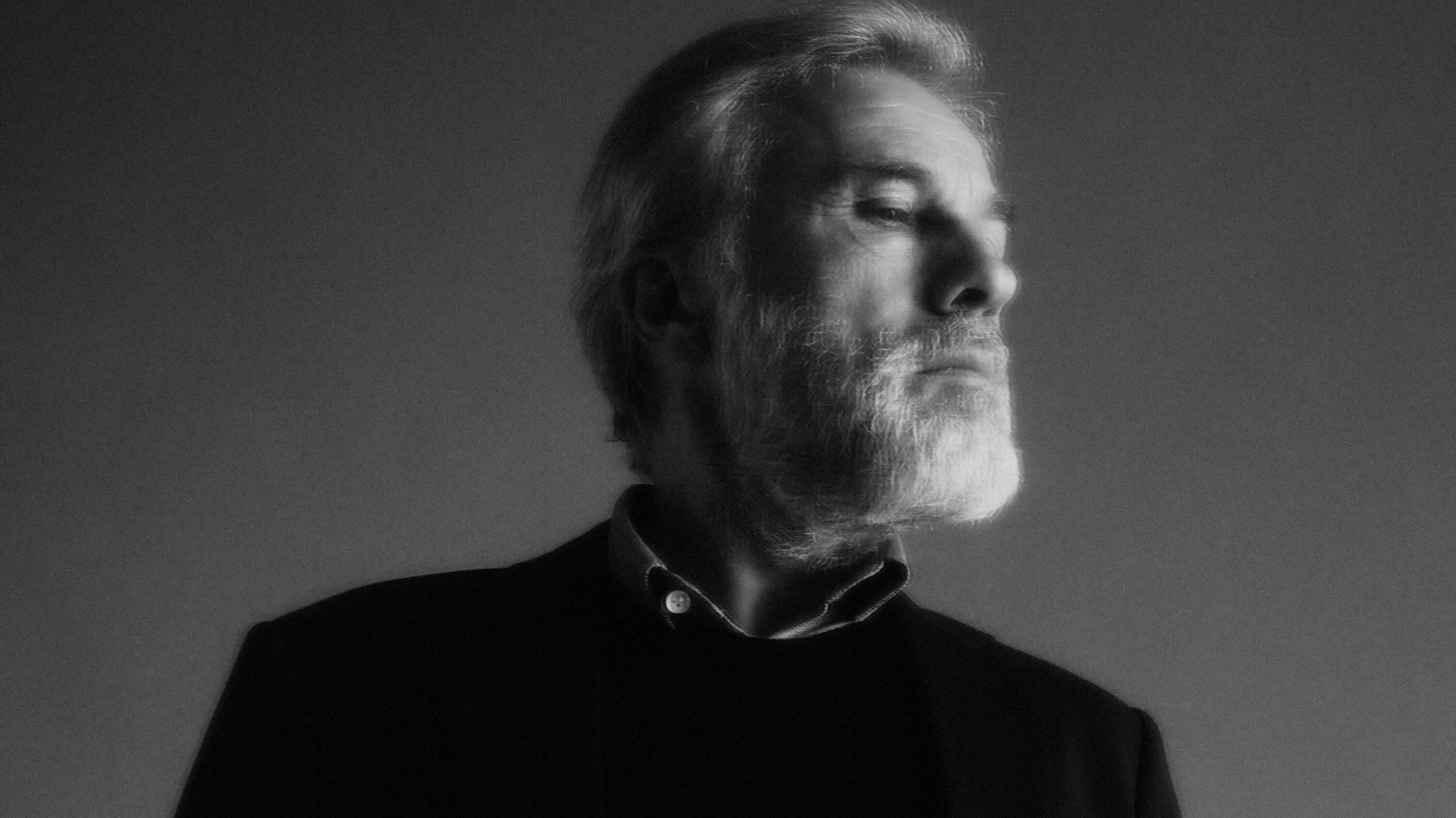 Christoph Waltz, Schwarz-Weiß, Grauer Bart, Geschlossene Augen, Porträt, 2K-Hintergrundbild für PC