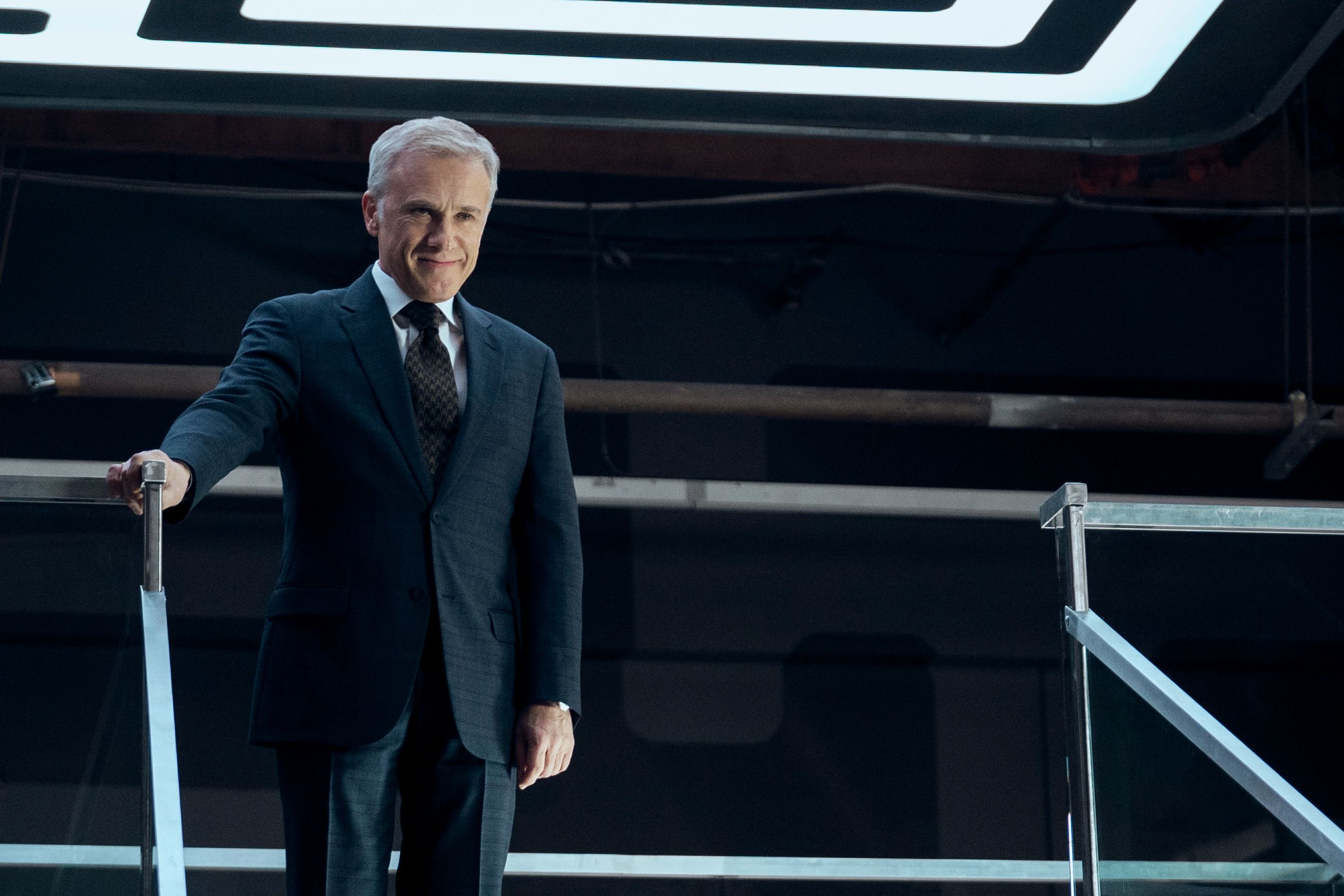 Christoph Waltz, Anzug, Bühne, Treppengeländer, Veranstaltung, 2K, PC-Hintergrundbild