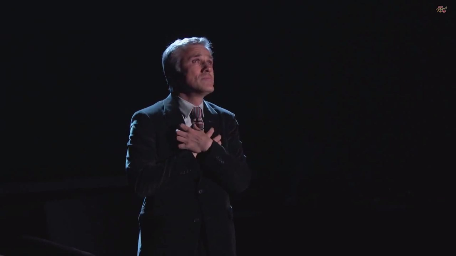 Christoph Waltz, Bühne, Scheinwerferlicht, Anzug, Dunkel, 1920x1080, PC-Hintergrundbild