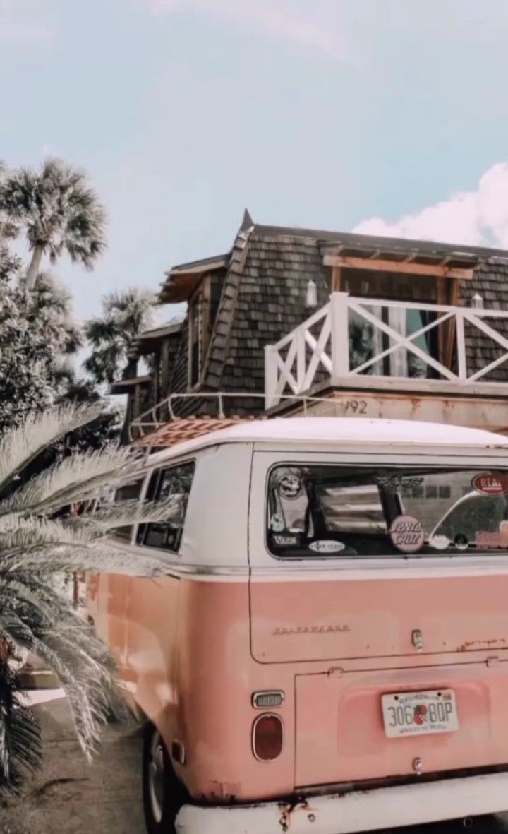 VW T2, VW Bulli, Rosa, Strandhaus, Retro, HD, Handy-Hintergrund im Hochformat