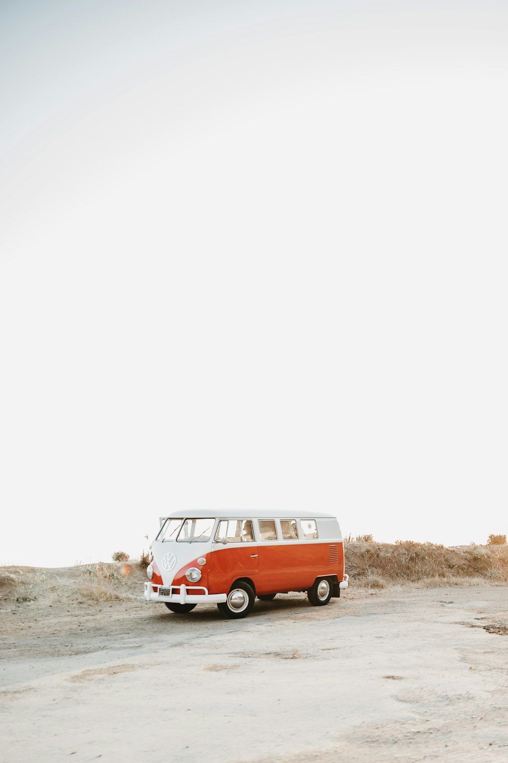 VW Bulli, Volkswagen, Minimalismus, Weißer Himmel, Rot-Weiß, Android-Hintergrundbild