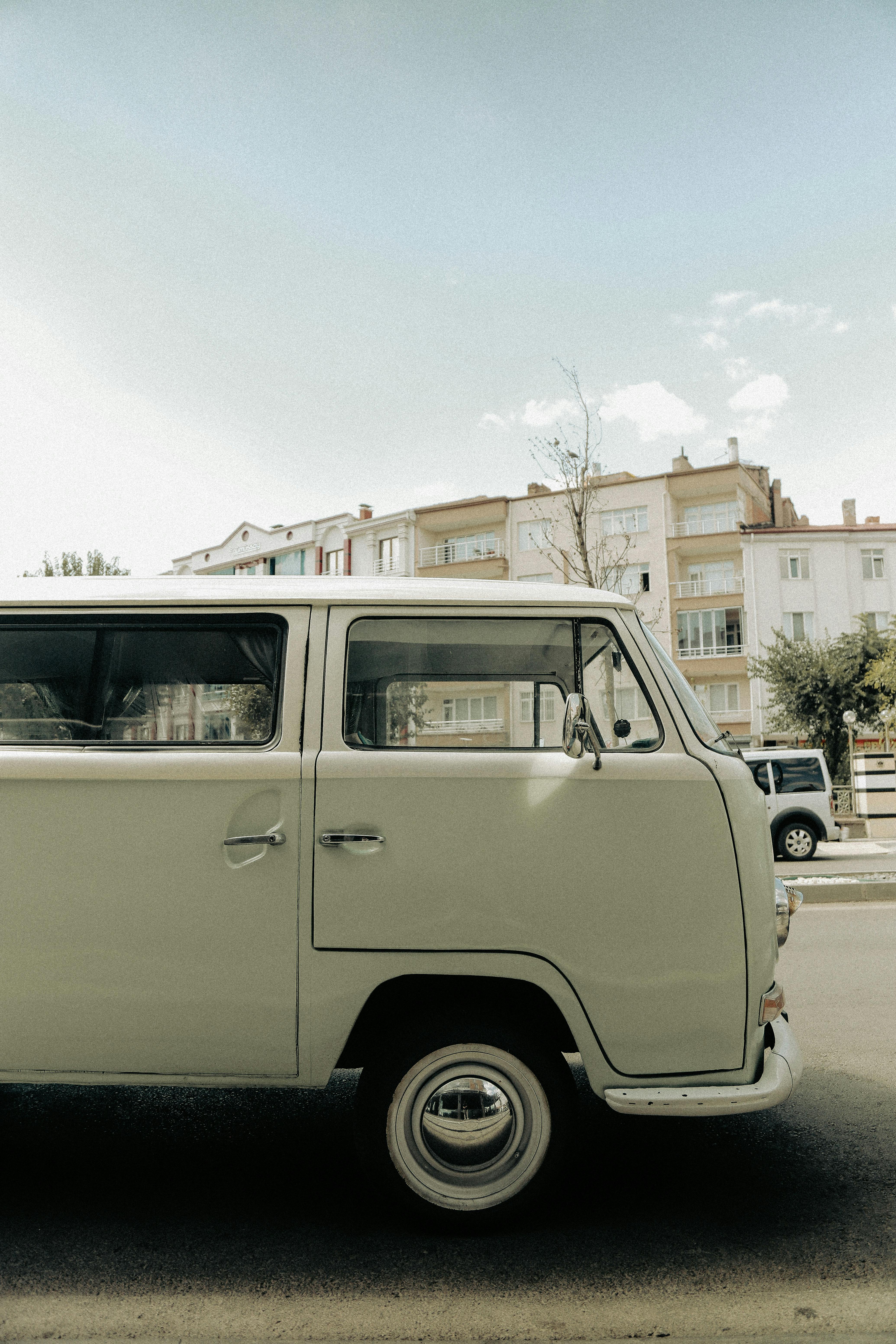 VW T2, VW Bulli, Olivgrün, Seitenansicht, Altbau, QHD+, iPad-Hintergrundbild