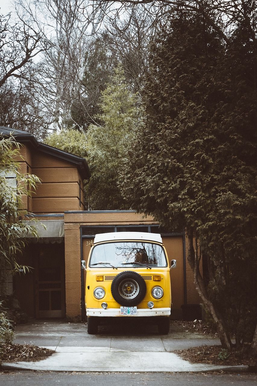 VW T2, VW Bulli, Gelb, Garage, Wald, HD, Sperrbildschirm fürs iPhone