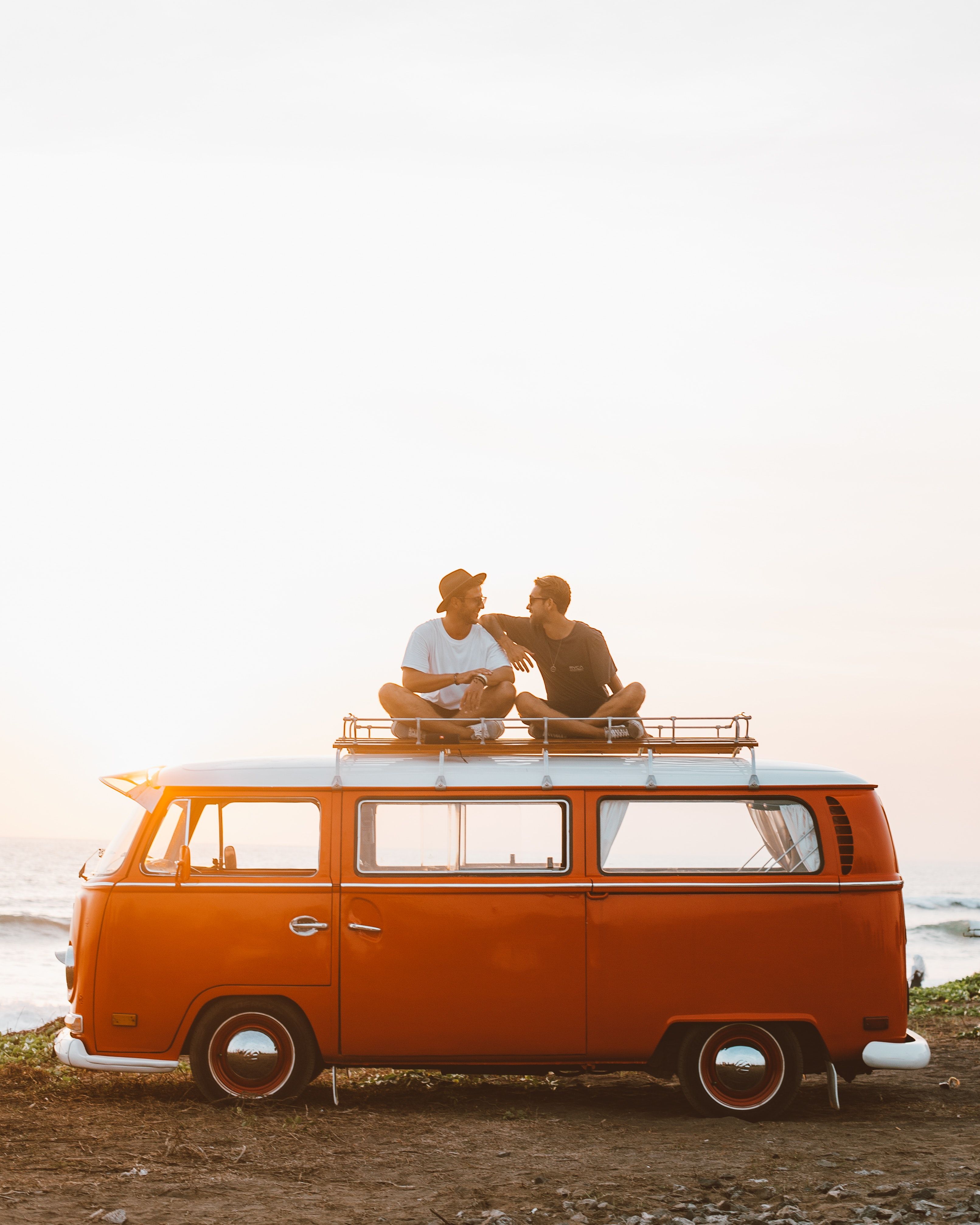 VW T2, VW Bulli, Paar, Dach, Orange, Meer, QHD+, Hintergrundbild fürs Tablet