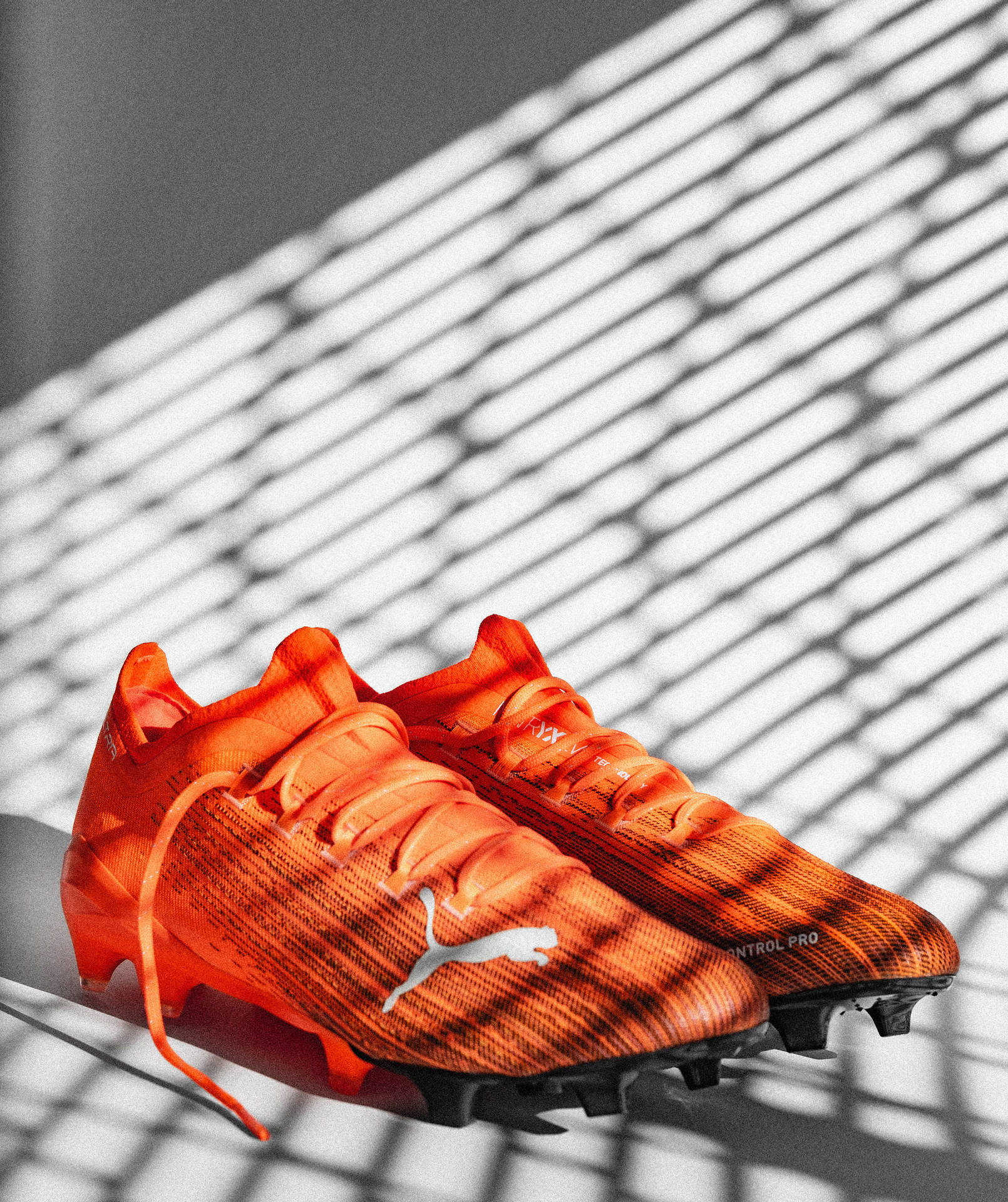Puma Fußballschuhe, Orange, Stollen, Schattenmuster, QHD+, Hintergrundbild fürs Tablet