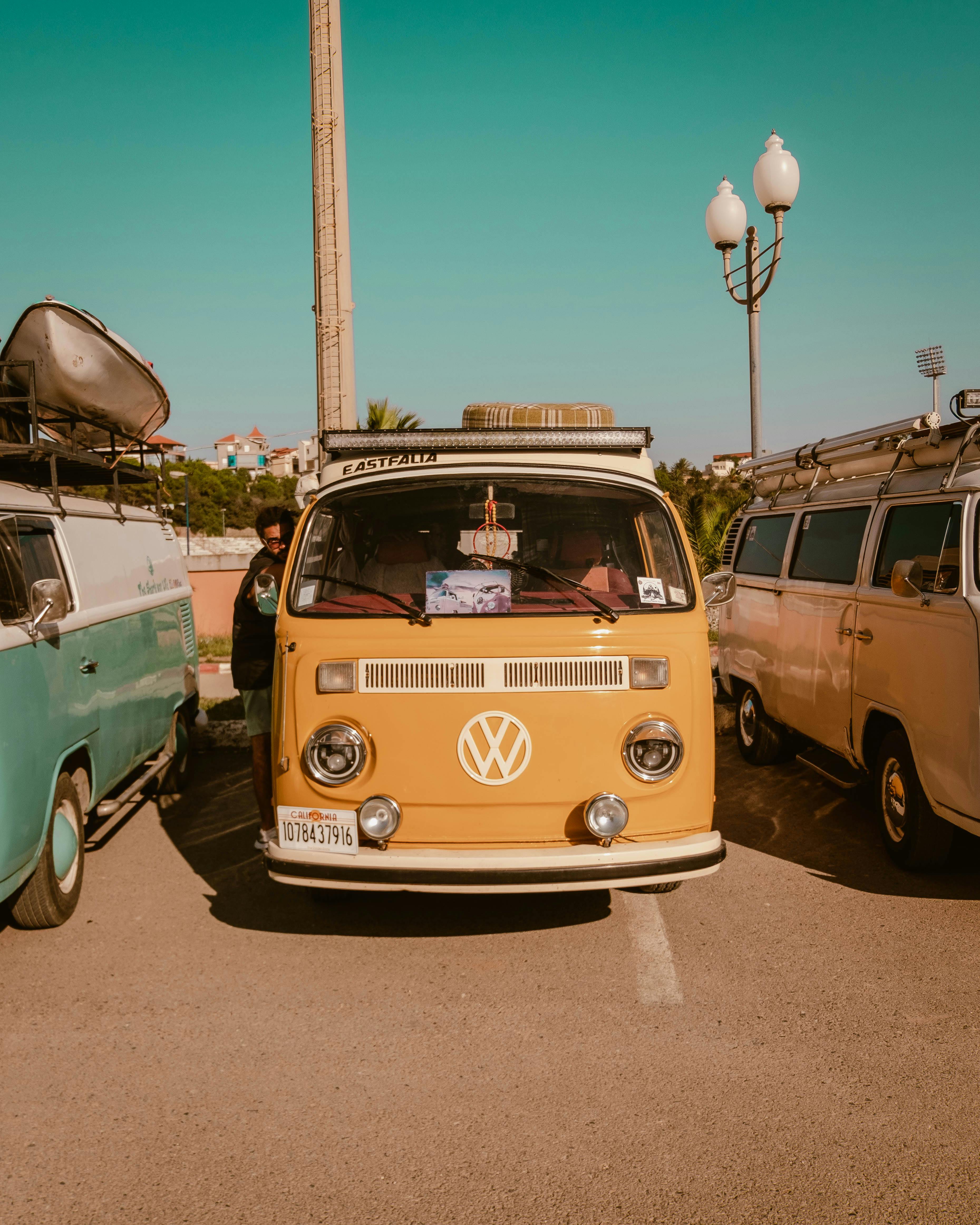 VW T2, VW Bulli, Orange, Parkplatz, Straßenlaterne, QHD+, iPad-Hintergrundbild