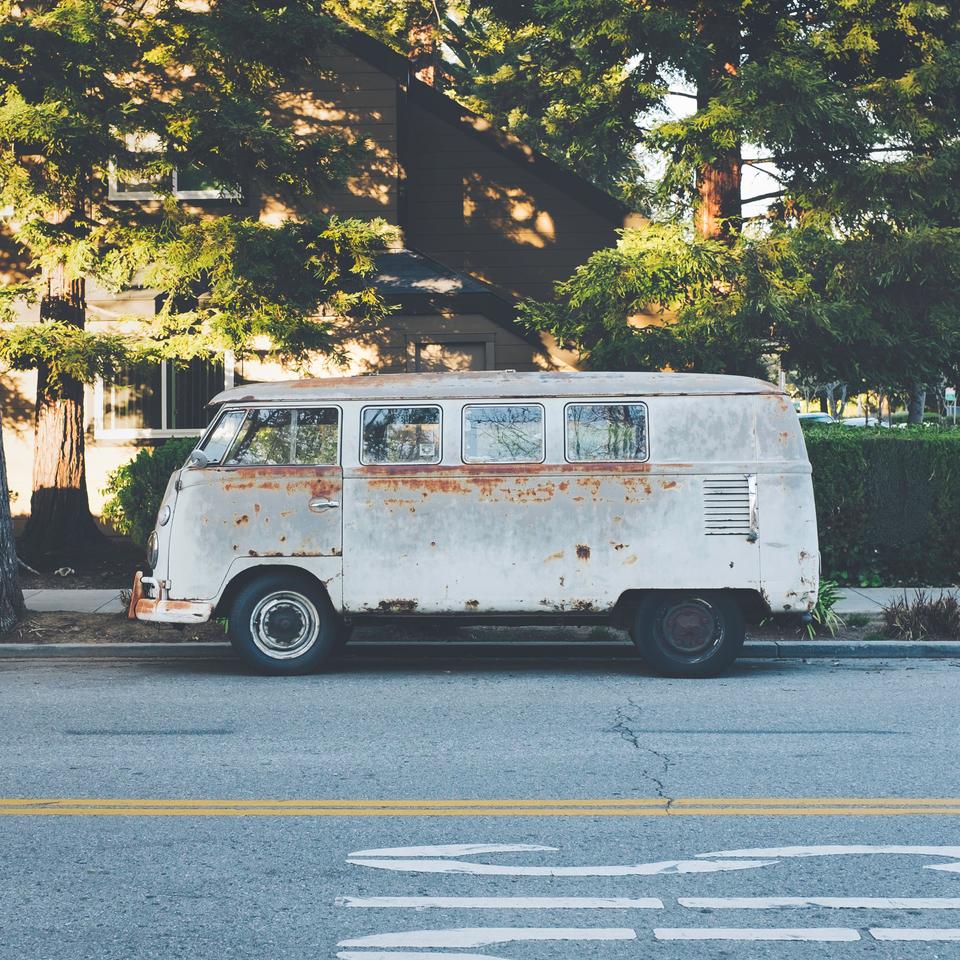 VW T2, VW Bulli, Rost, Weiß, Straße, Patina, Hintergrundbild für iPad und Tablet