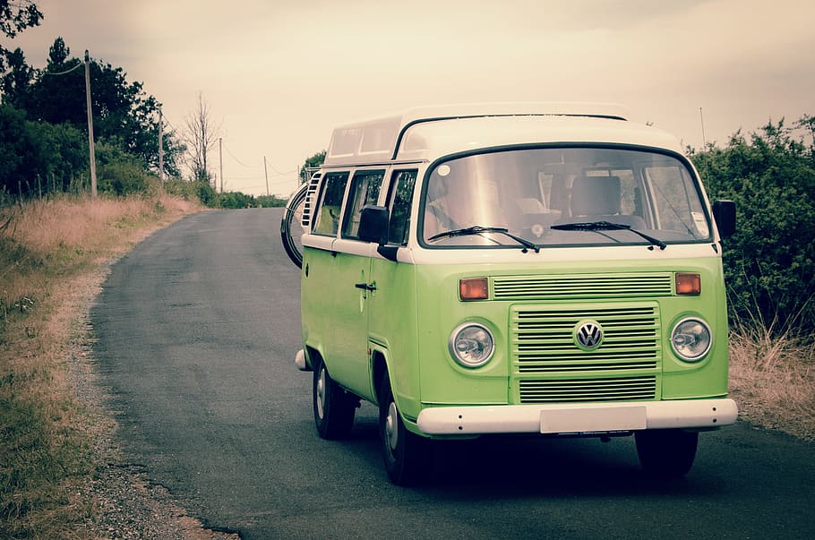 VW T2, VW Bulli, Hellgrün, Landstraße, Frontansicht, Hintergrund