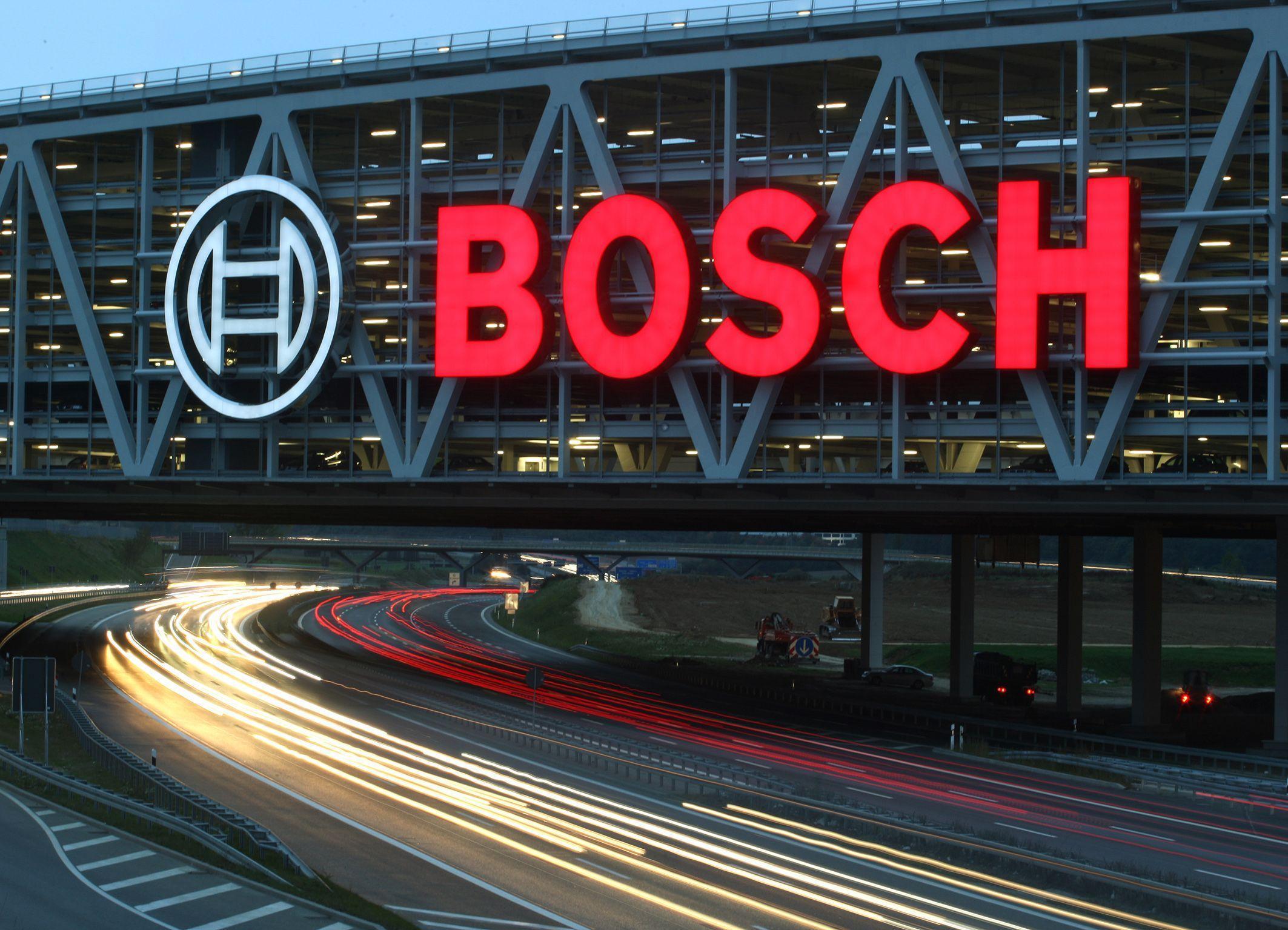 Bosch, Parkhaus, Flughafen Stuttgart, Leuchtreklame, Lichtspuren, Autobahn, Abenddämmerung, Full-HD-Hintergrund