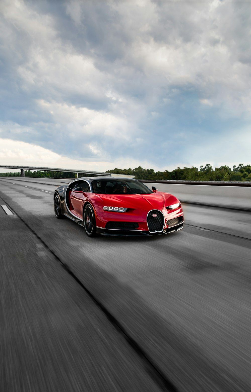 Bugatti Chiron, Rotes Auto, Fahrt, Bewegungsunschärfe, Wolken, HD, Handy-Hintergrund